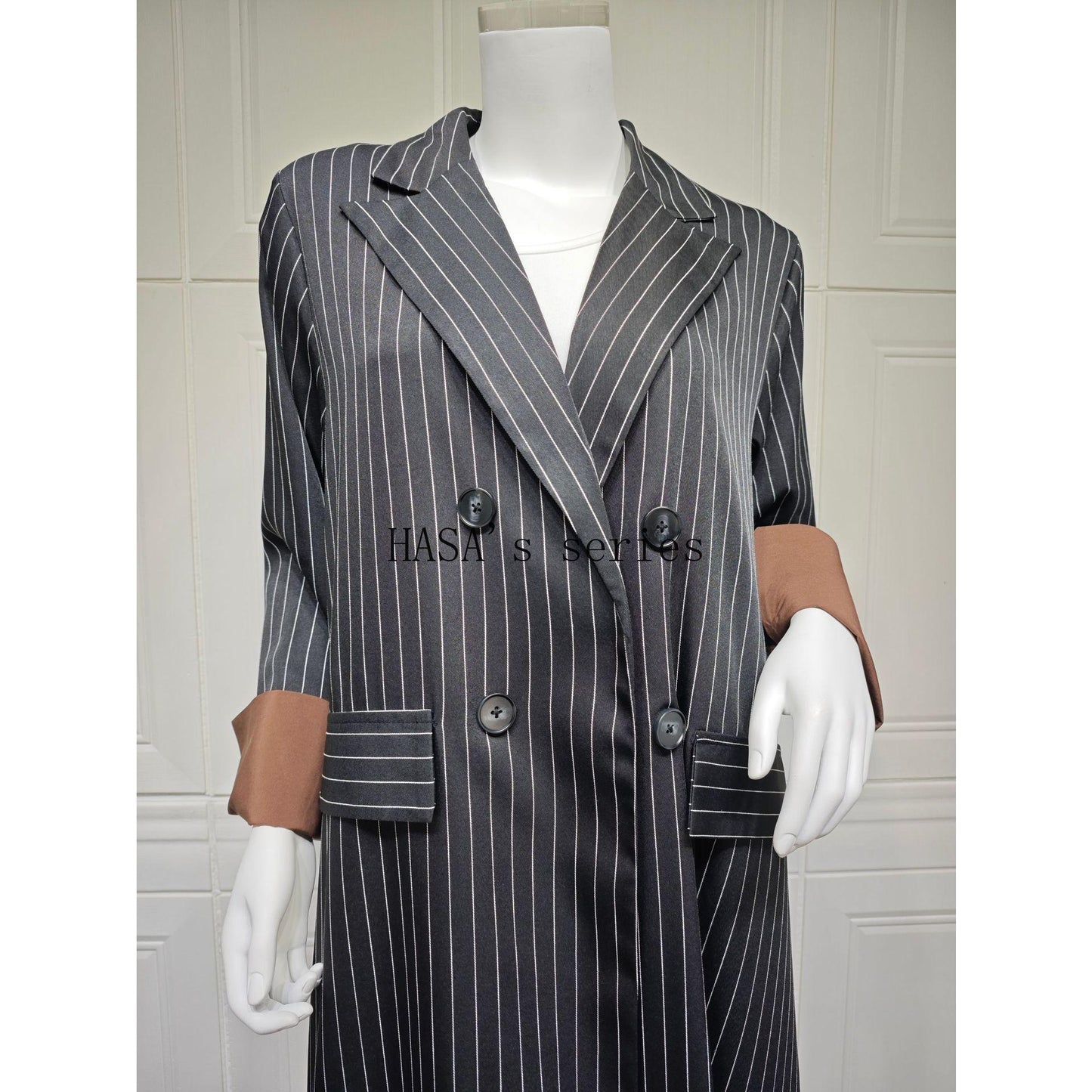 LUMAYA5101 Double-breasted, Pinstriped, Long Coat-style Robe with A Loose and Elegant Dress Design.