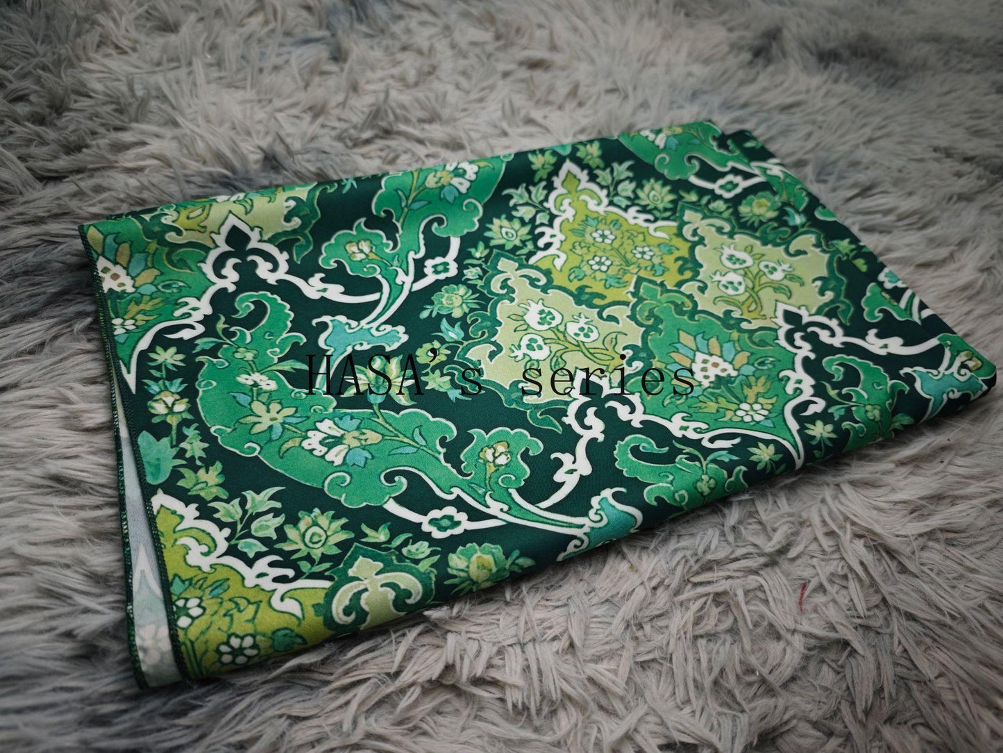 LUMAYA5088 A Stylish Two-piece Set Featuring A Snake Print Pattern, with A Loose, SLUMAYAwl-style Outer Layer and A Matching Headscarf Design.
