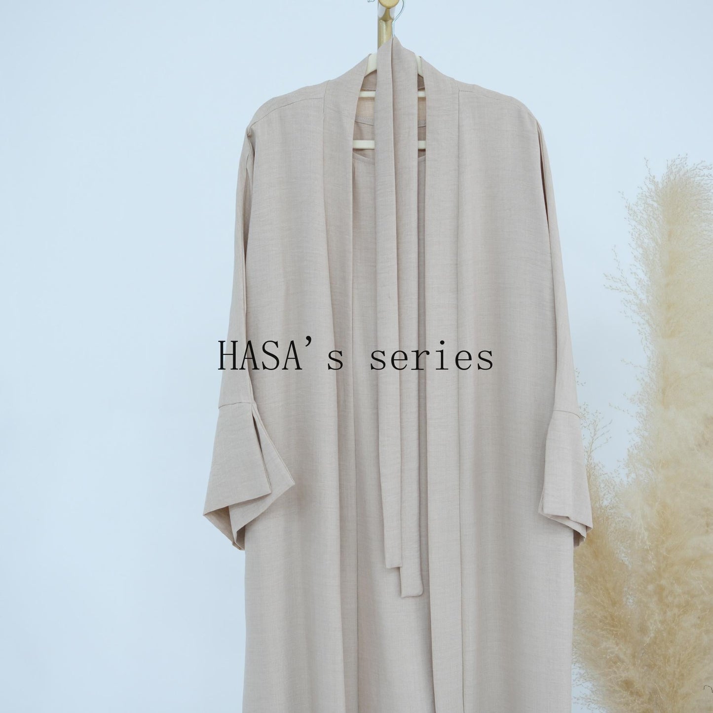 LUMAYA4854 A simple, solid-colored two-piece set, consisting of an easy-to-match robe-style dress and a matching garment.