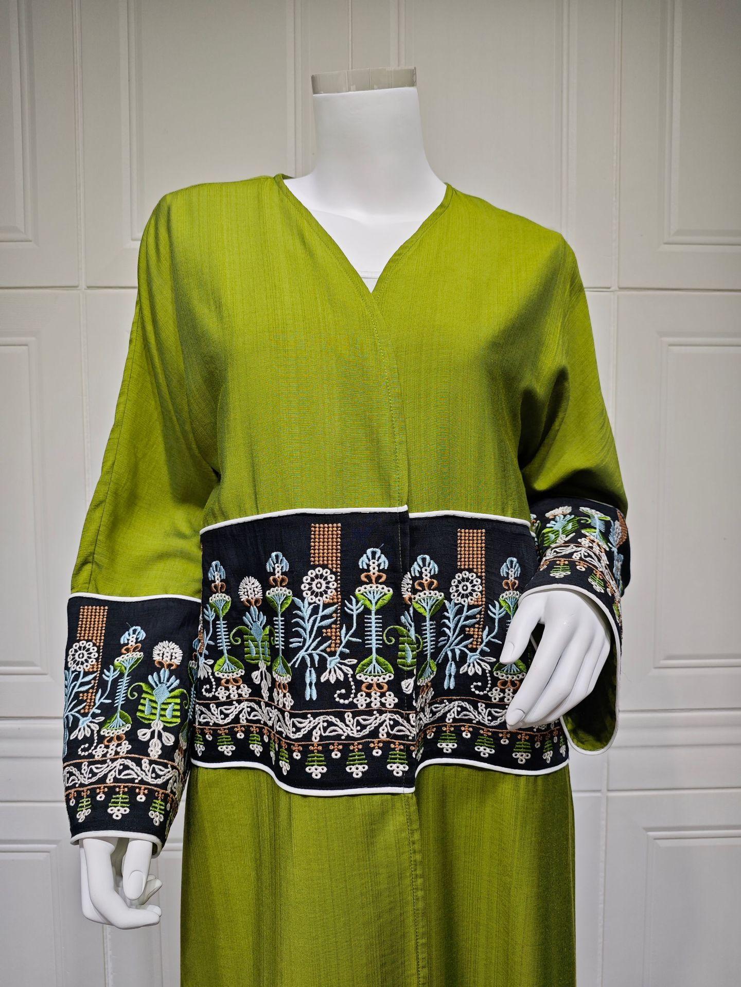 LUMAYA5102 Simple Embroidered Long Robe/jacket with A Loose and Comfortable Open-front Design.