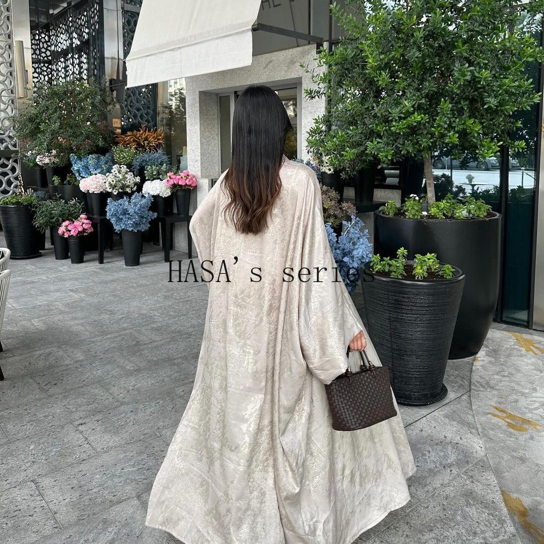 LUMAYA5091 A long robe with gilded highlights, featuring a simple yet elegant dress design.