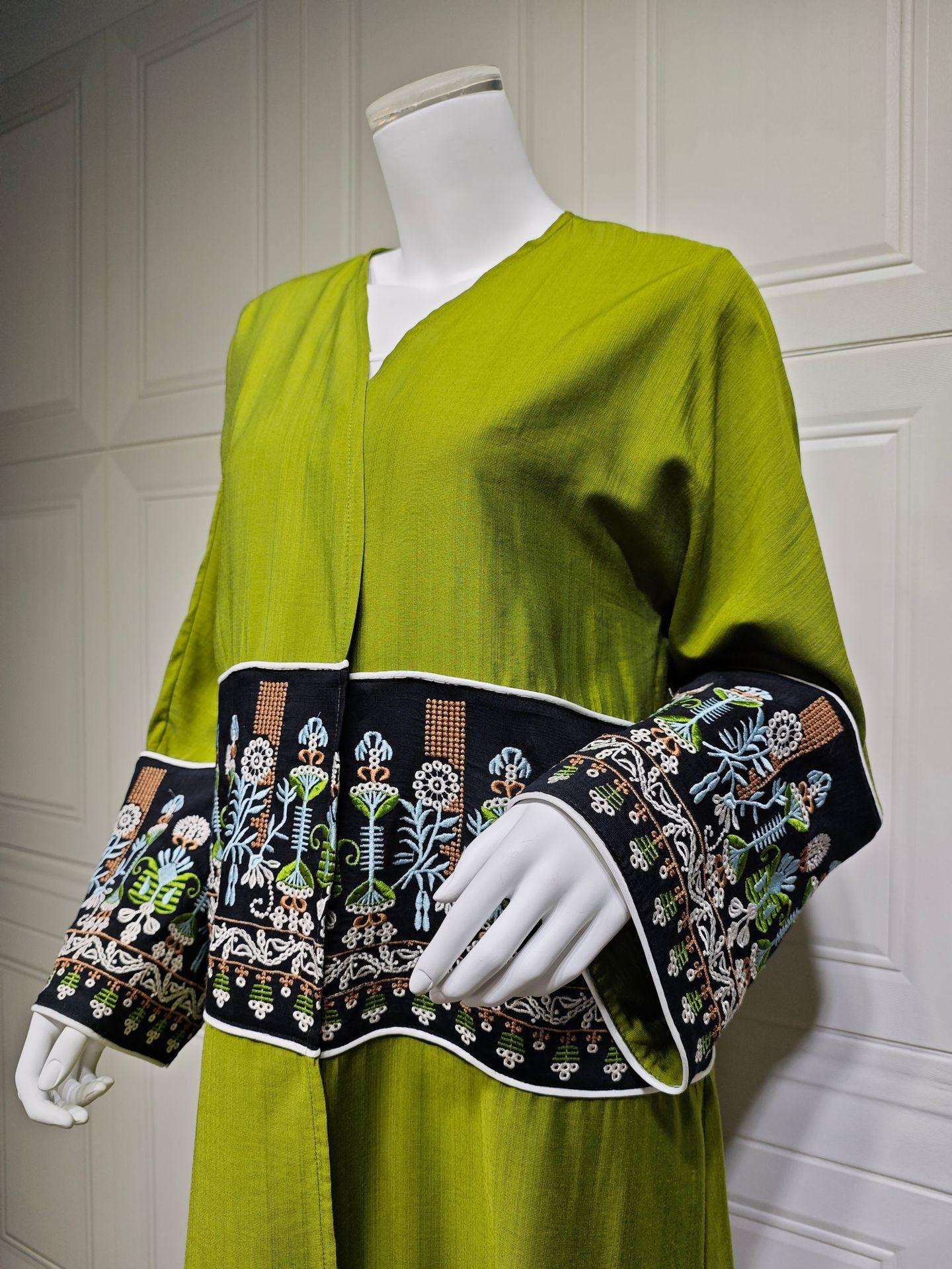 LUMAYA5102 Simple Embroidered Long Robe/jacket with A Loose and Comfortable Open-front Design.