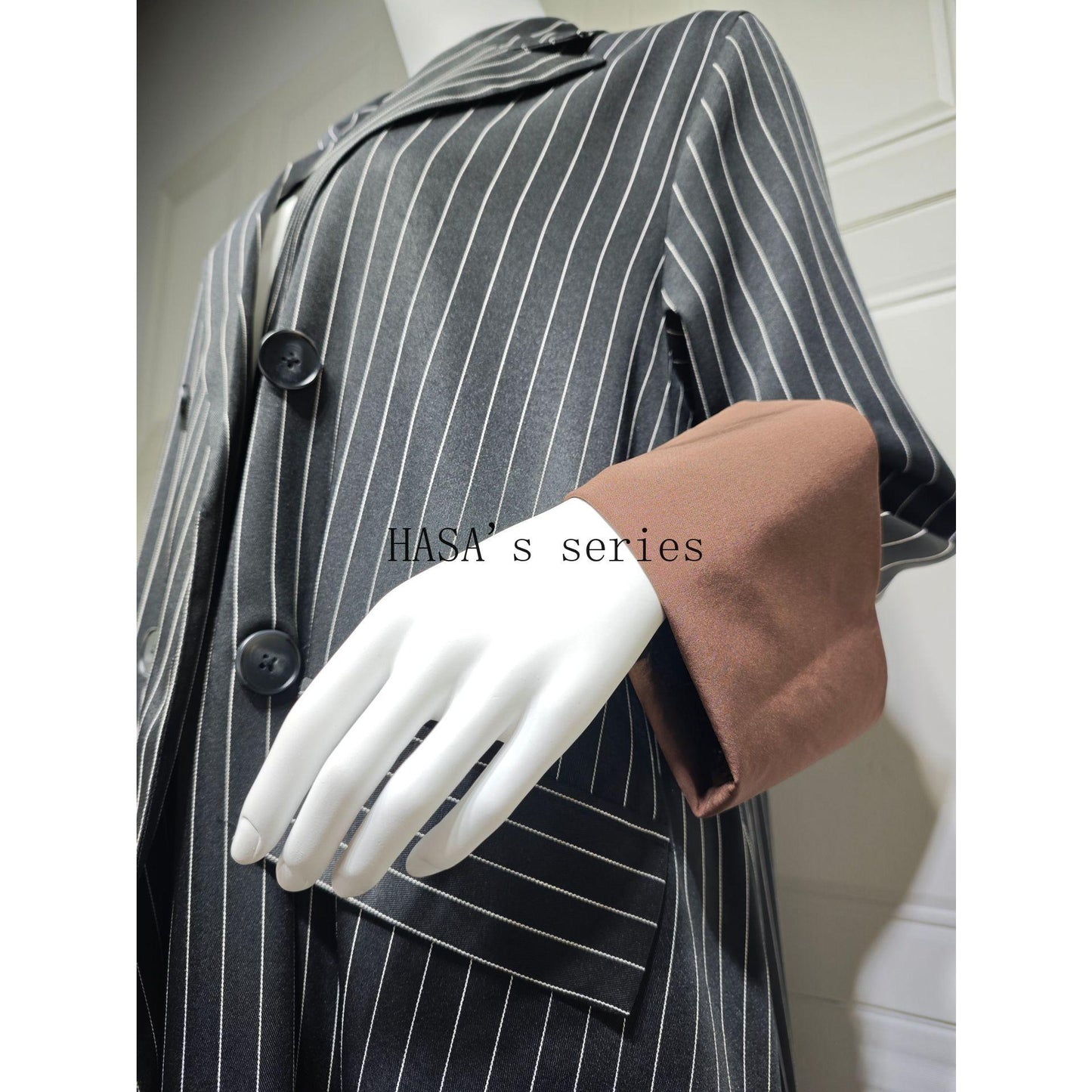 LUMAYA5101 Double-breasted, Pinstriped, Long Coat-style Robe with A Loose and Elegant Dress Design.