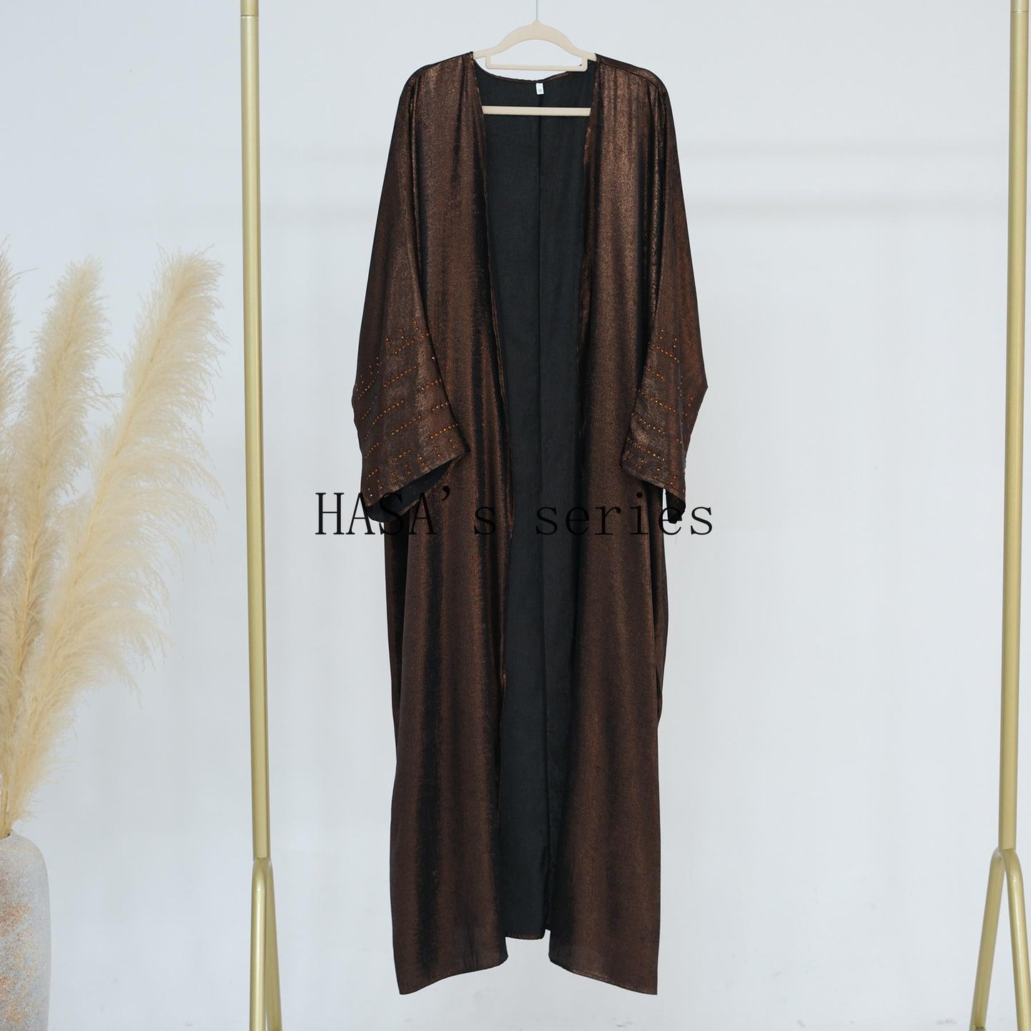 LUMAYA4844 A loose, long, robe-style dress made of velvet material, an elegant and sophisticated design with a refined texture.