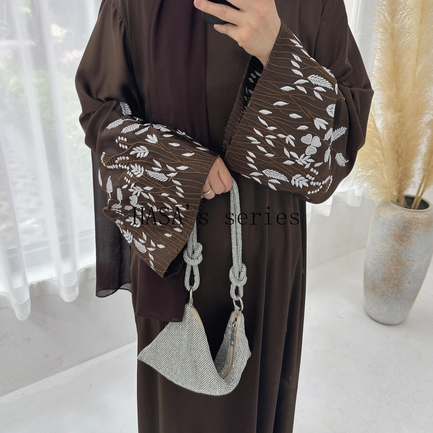 LUMAYA4832 A Long Robe with Leaf-patterned Embroidery, Showcasing Subtle Yet Exquisite Texture.