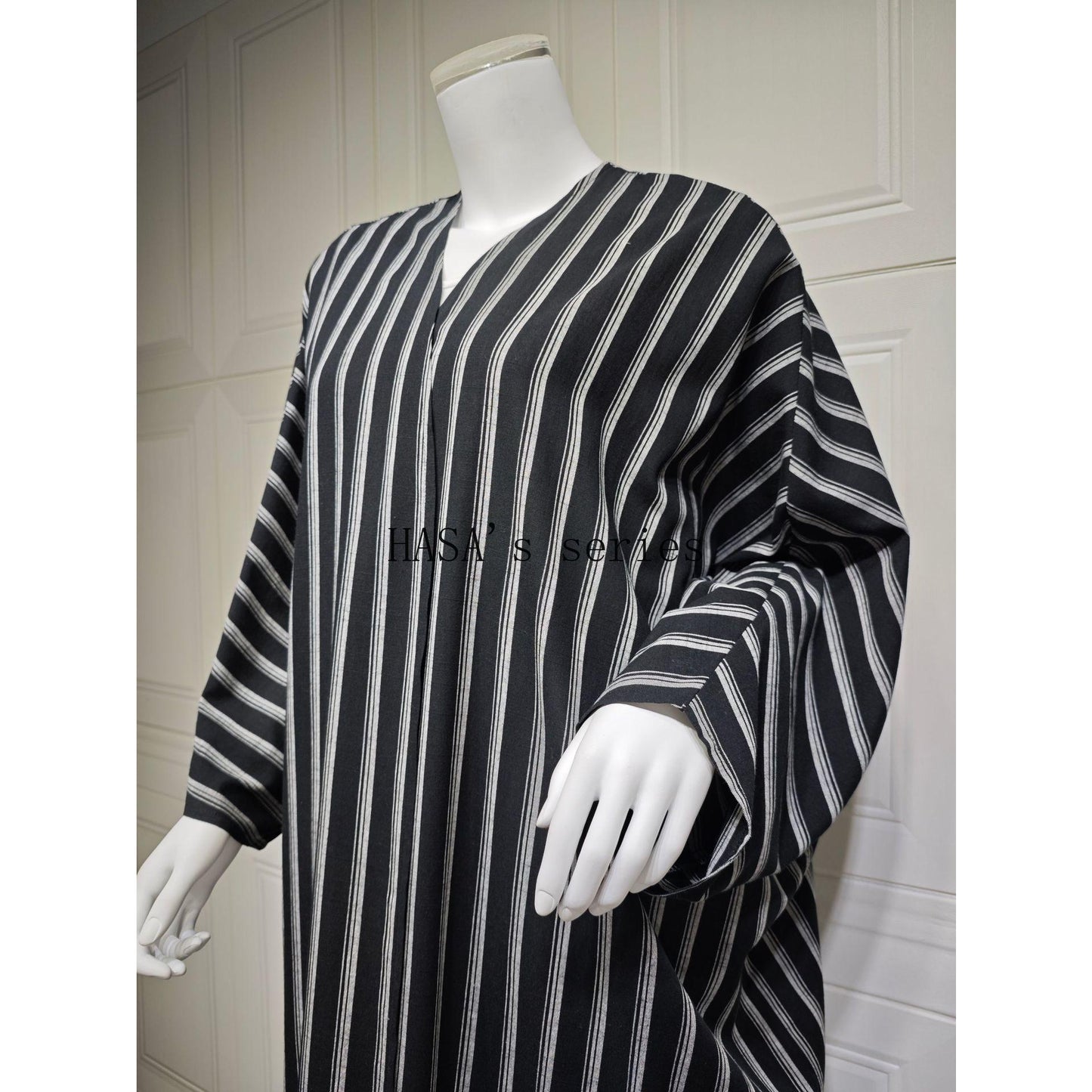 LUMAYA5096 Stylish Black and White Striped Long Coat with A Loose-fitting, Open-front Design.
