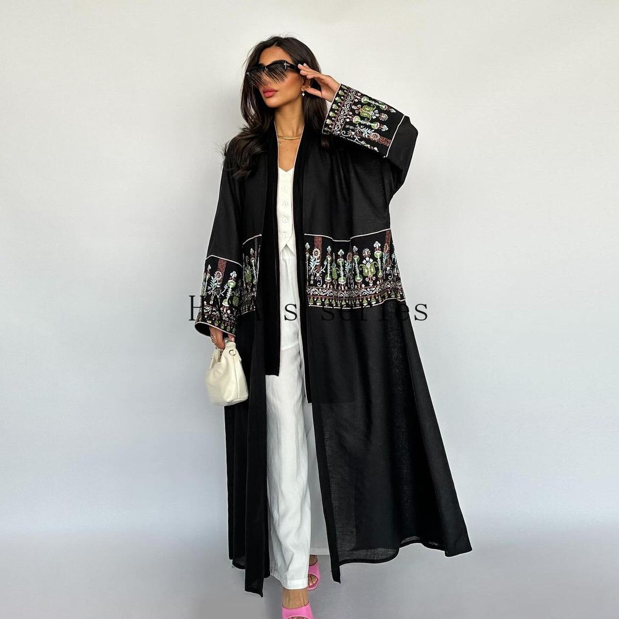 LUMAYA5102 Simple Embroidered Long Robe/jacket with A Loose and Comfortable Open-front Design.