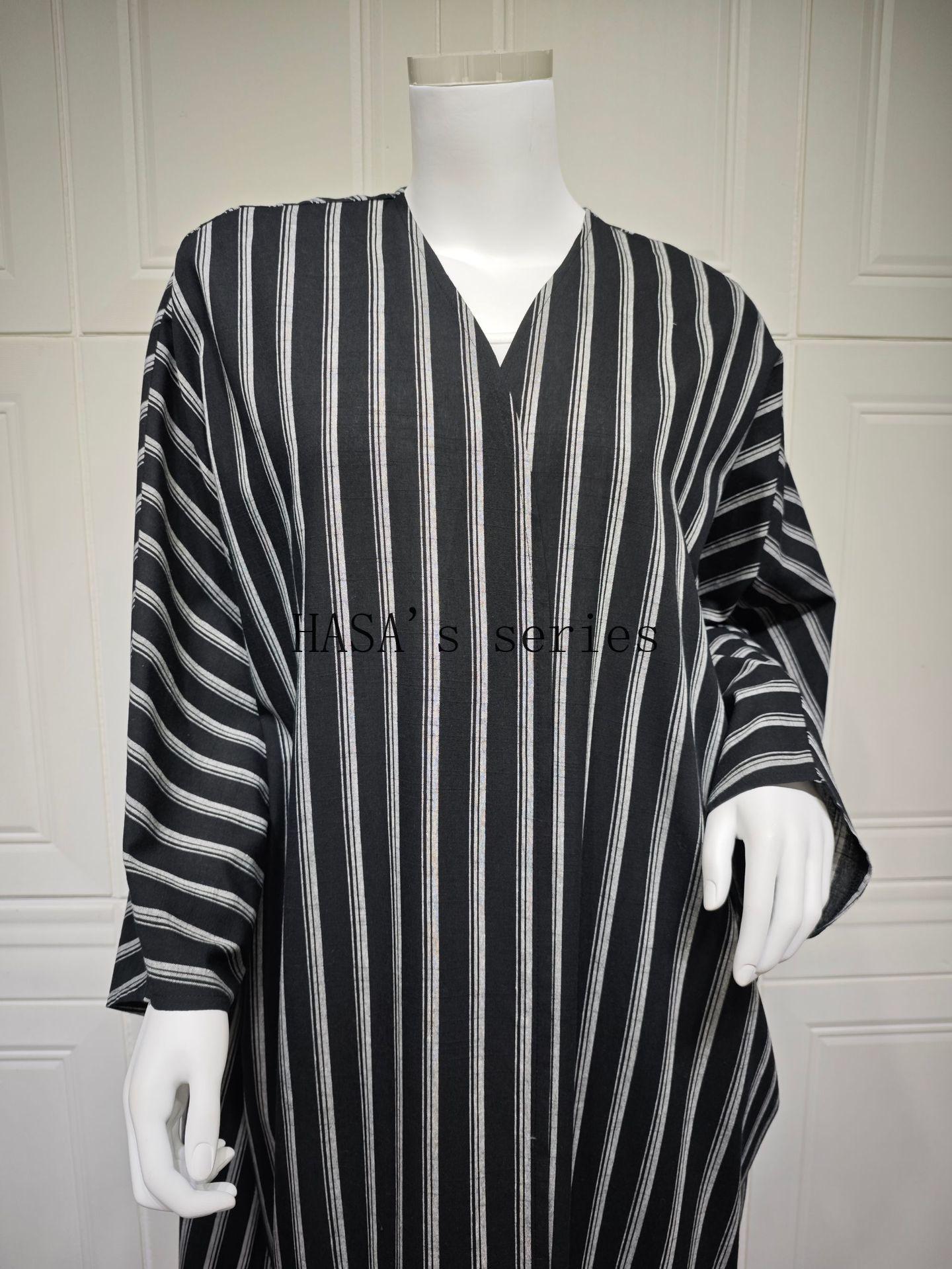 LUMAYA5096 Stylish Black and White Striped Long Coat with A Loose-fitting, Open-front Design.