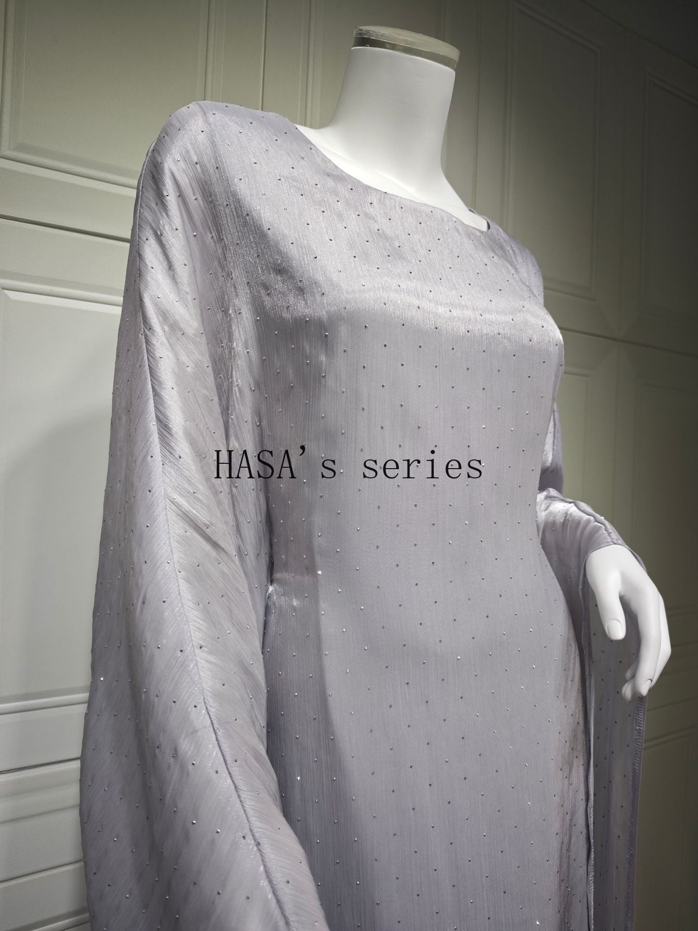 LUMAYA5105 Simple and Soft Long-sleeved Pullover Dress with A Waist-length Design, in A Solid Color for Everyday Wear.