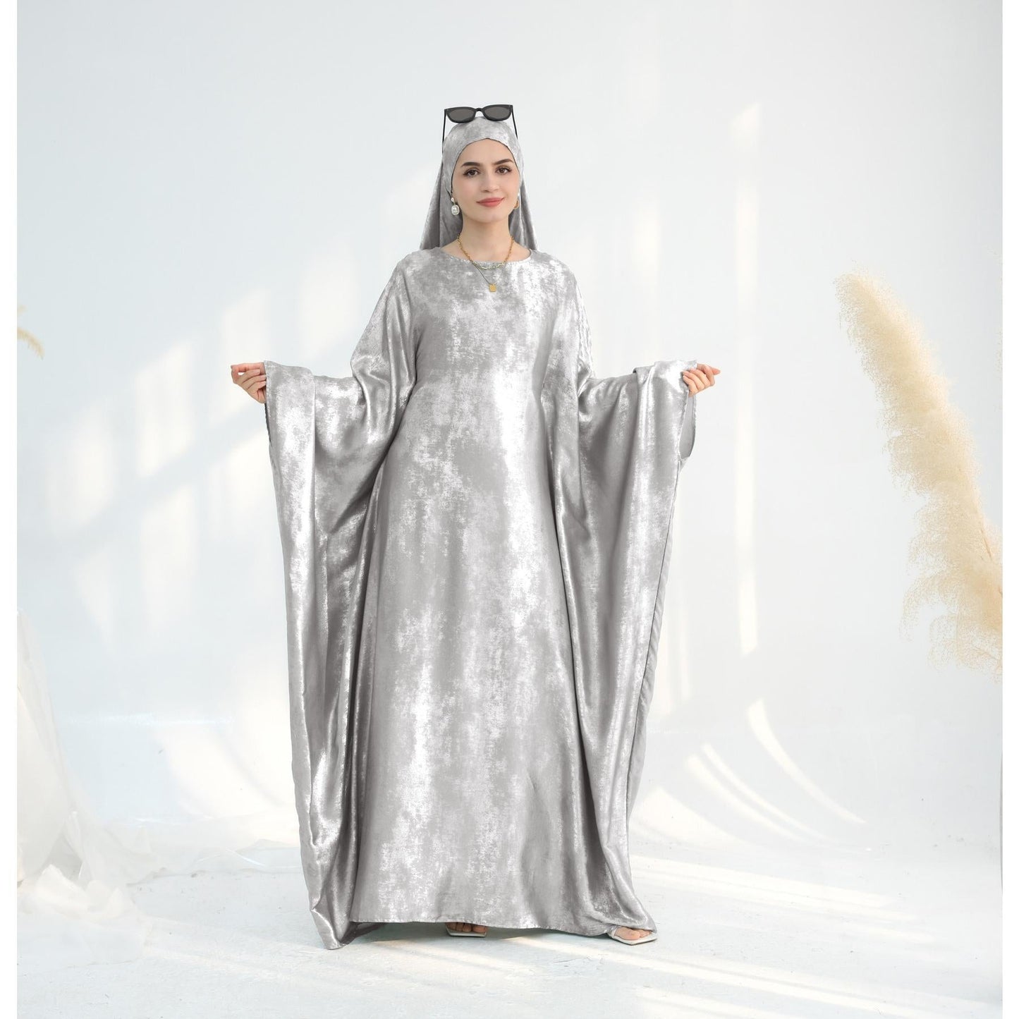 LUMAYA5878 A Glossy Dress TLUMAYAt Combines Softness and Fluidity