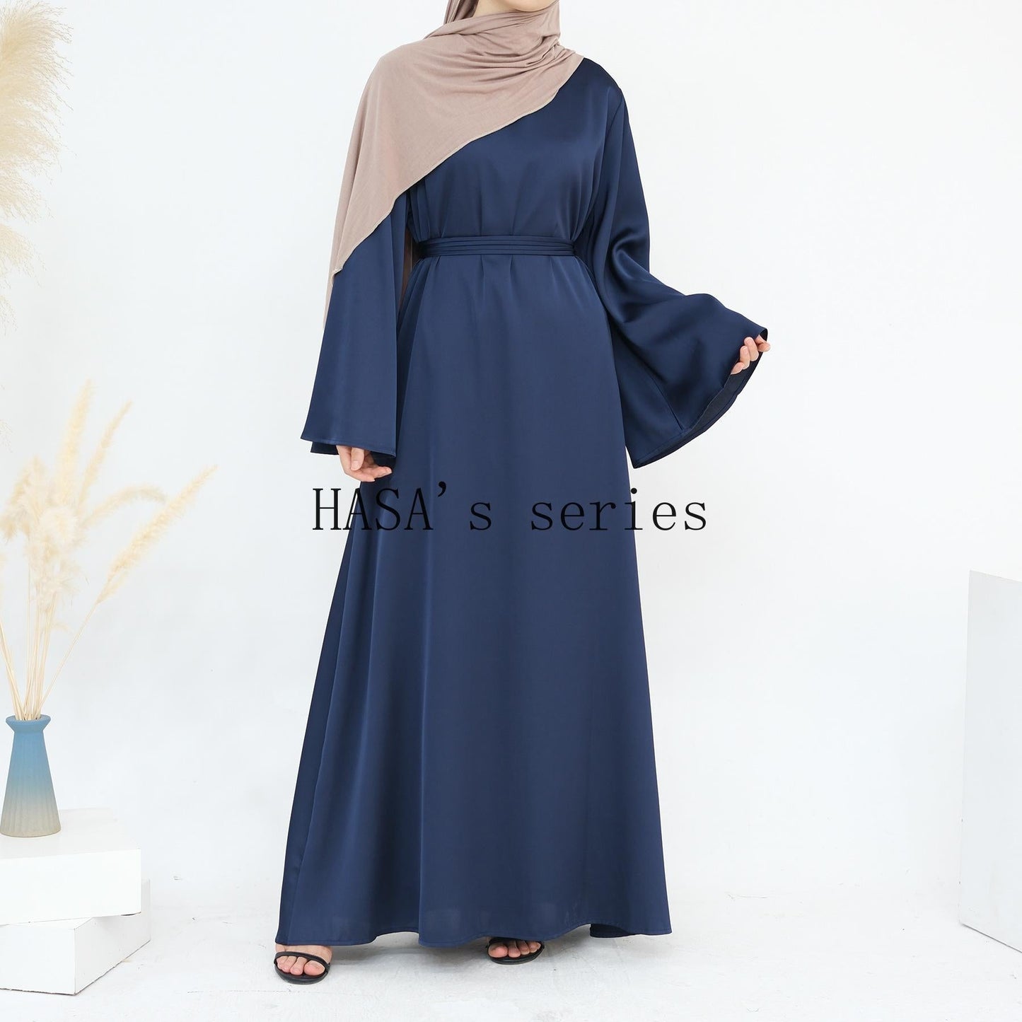 LUMAYA4847 A Long Dress with A Fitted Waist Design, Featuring A Clean and Elegant Silhouette.