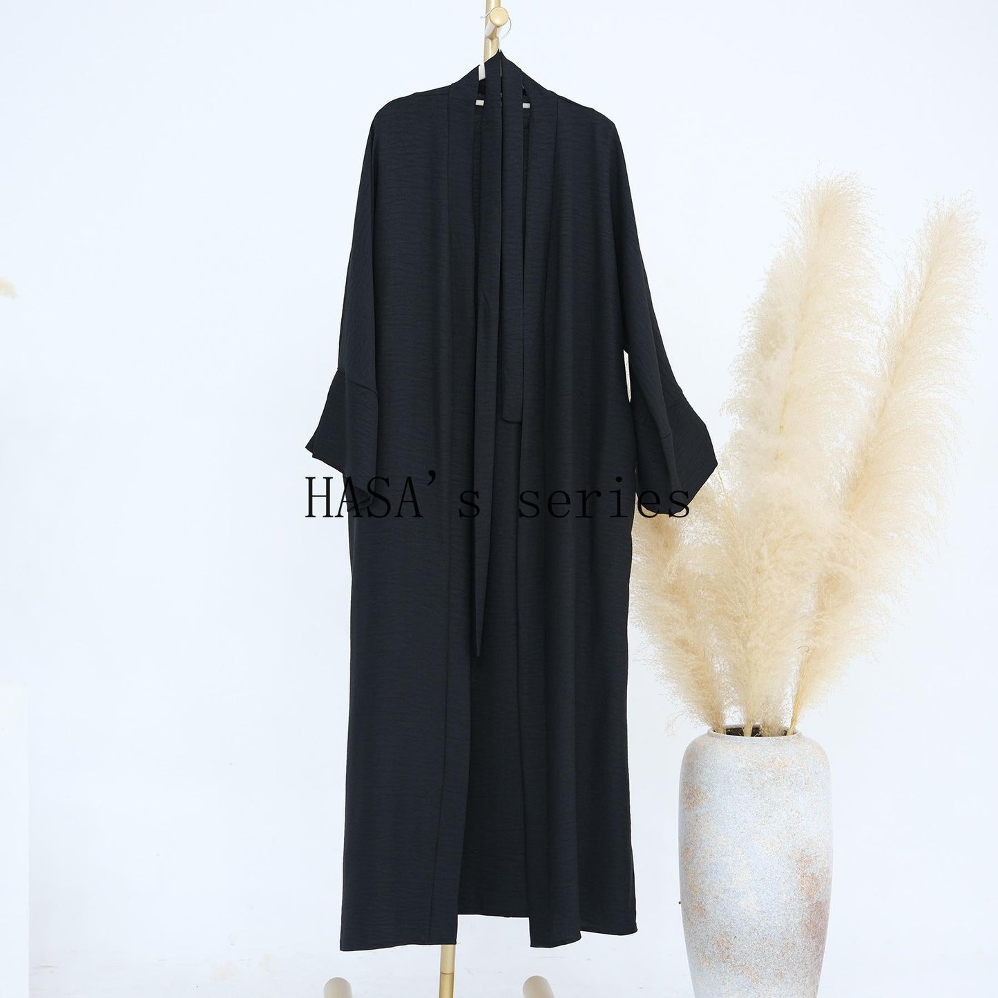 LUMAYA4854 A simple, solid-colored two-piece set, consisting of an easy-to-match robe-style dress and a matching garment.