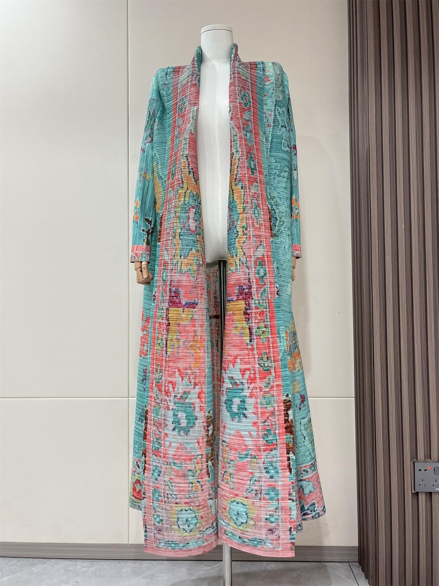 LUMAYA5852 Elegant, Retro-style Long Cardigan with Contrasting Printed Pattern.