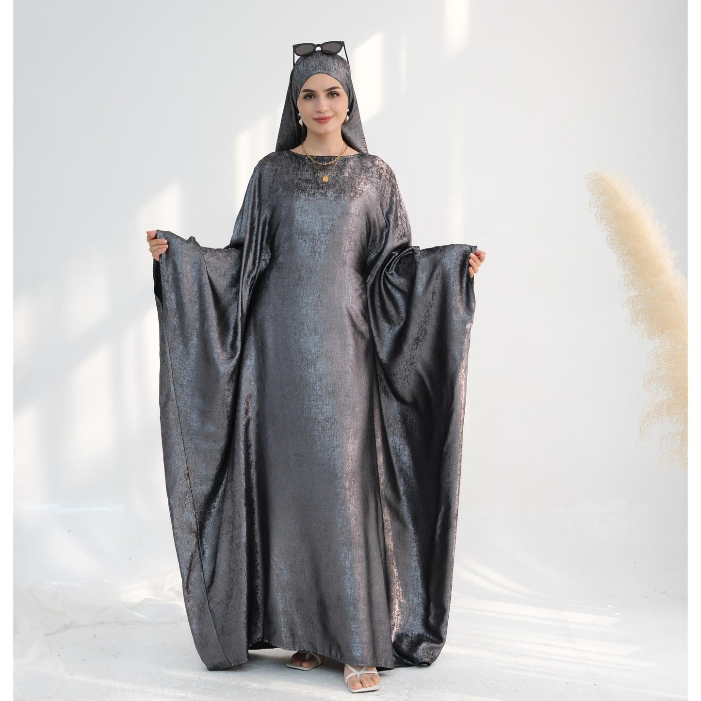 LUMAYA5878 A Glossy Dress TLUMAYAt Combines Softness and Fluidity
