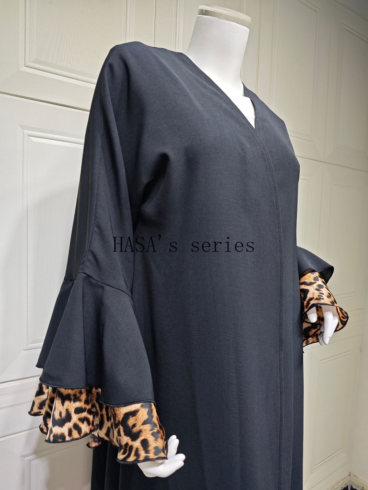 LUMAYA5103 A black robe with leopard print details, a simple and elegant cardigan-style dress.