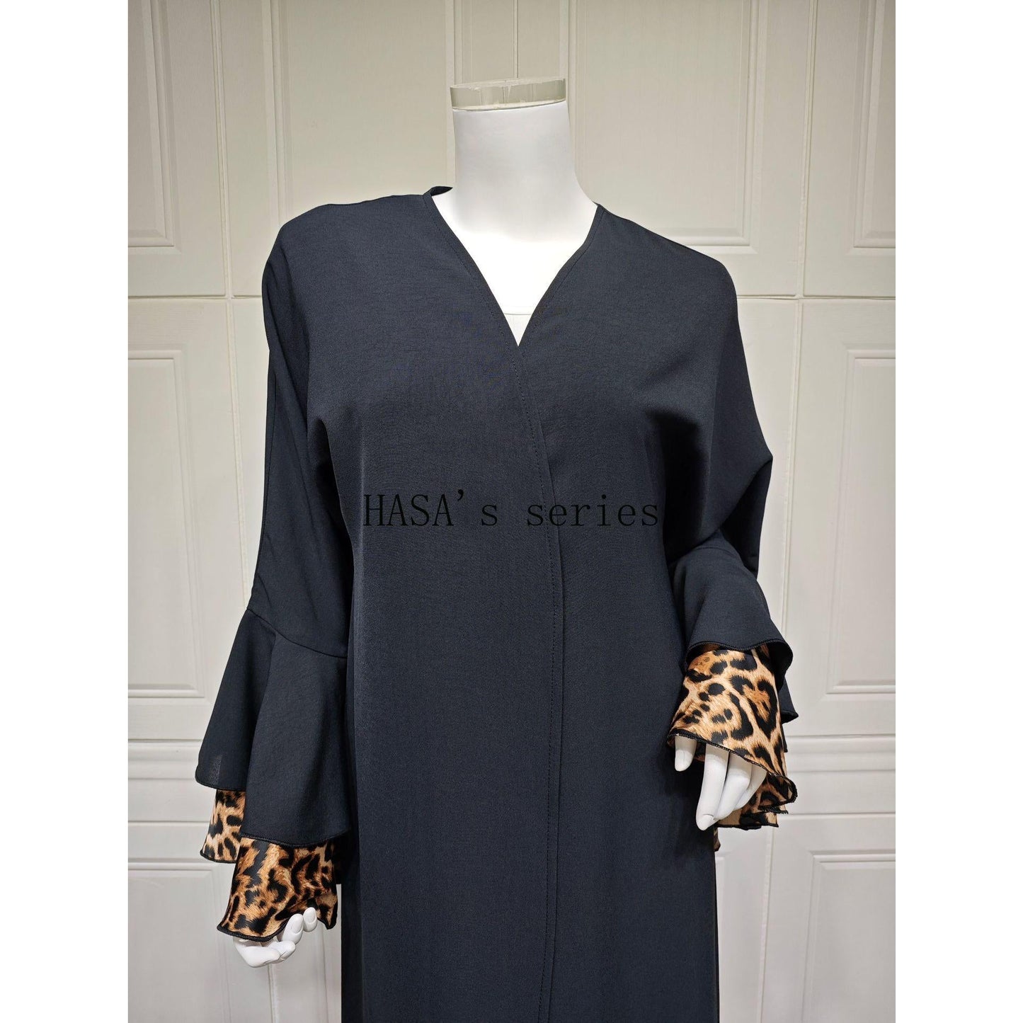 LUMAYA5103 A black robe with leopard print details, a simple and elegant cardigan-style dress.
