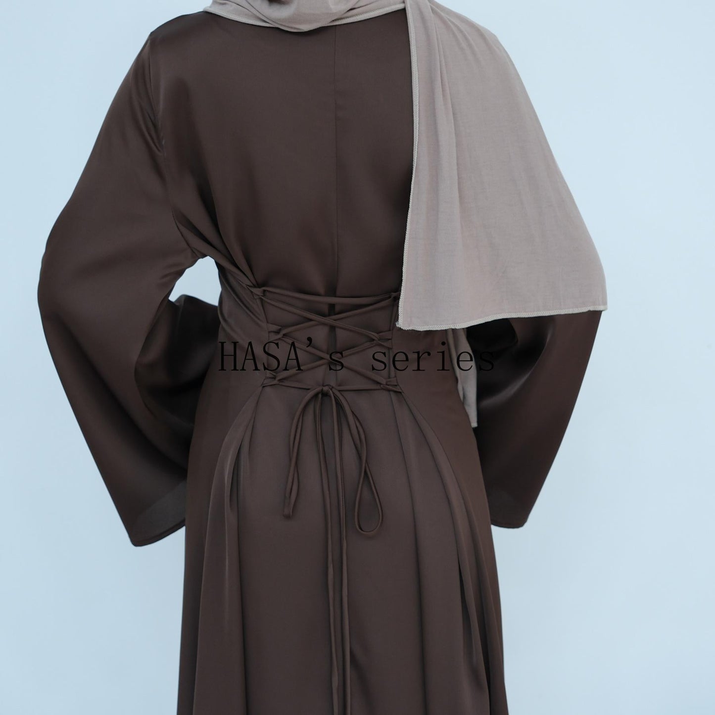 LUMAYA4847 A Long Dress with A Fitted Waist Design, Featuring A Clean and Elegant Silhouette.