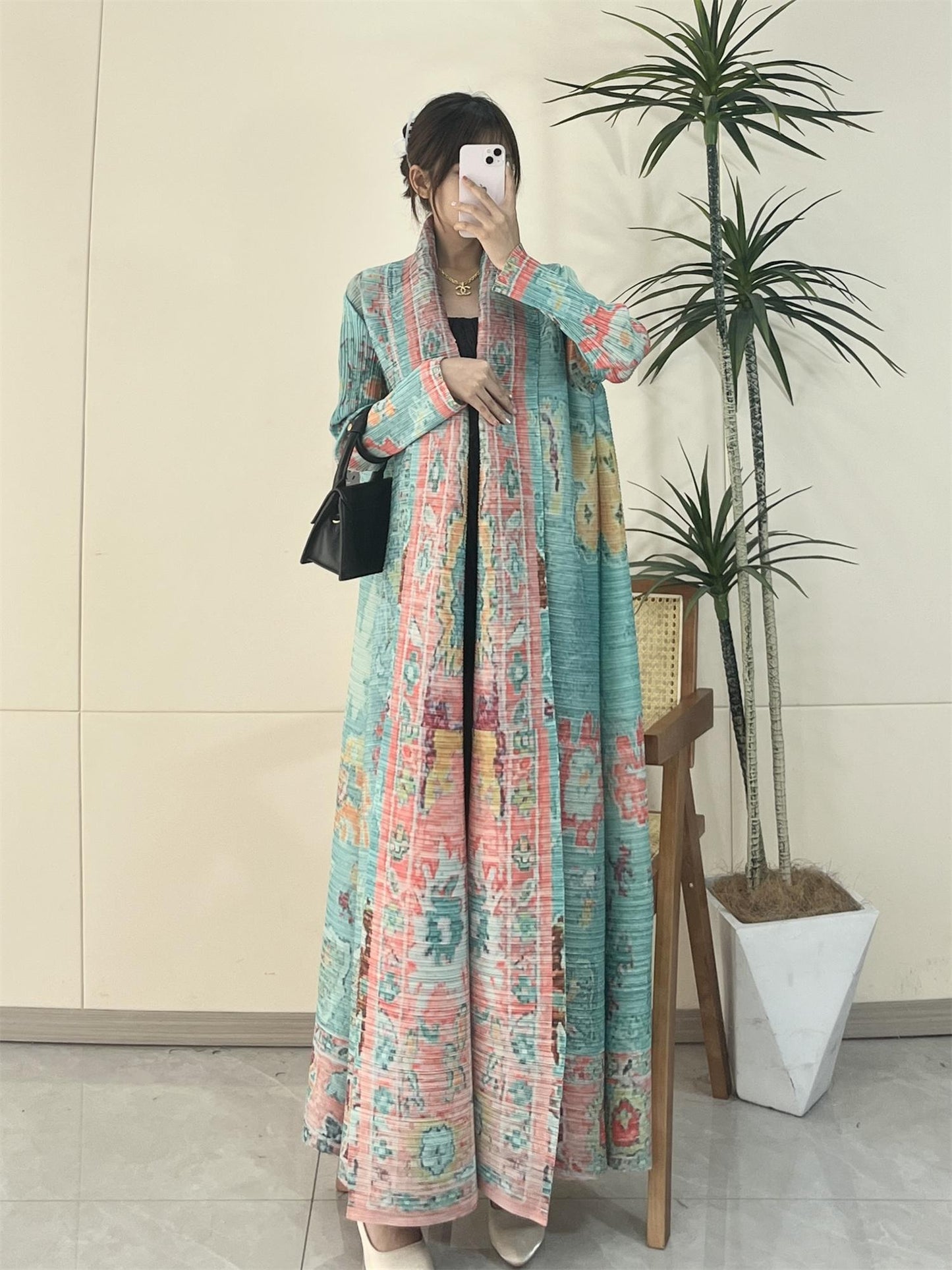 LUMAYA5852 Elegant, Retro-style Long Cardigan with Contrasting Printed Pattern.