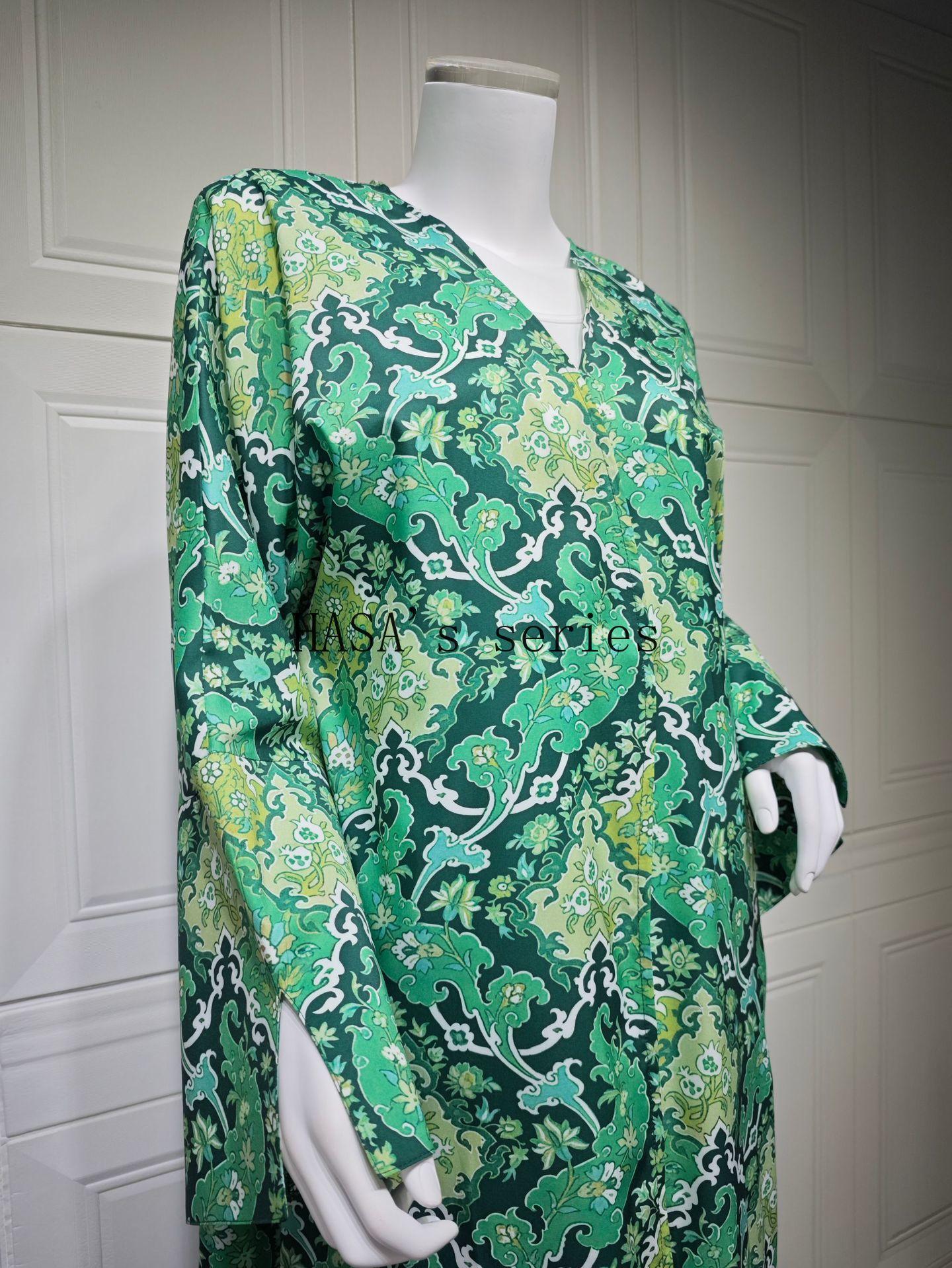 LUMAYA5088 A Stylish Two-piece Set Featuring A Snake Print Pattern, with A Loose, SLUMAYAwl-style Outer Layer and A Matching Headscarf Design.
