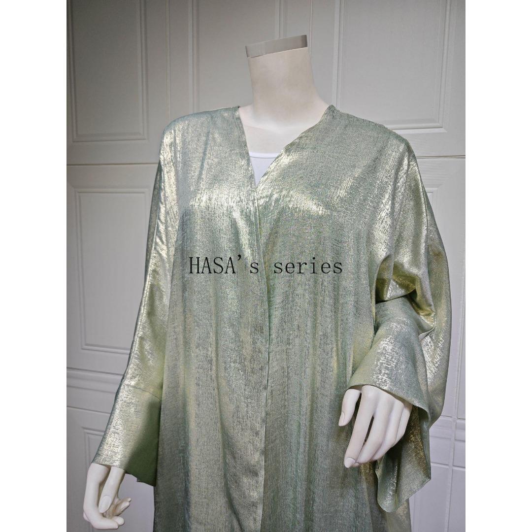 LUMAYA5091 A long robe with gilded highlights, featuring a simple yet elegant dress design.
