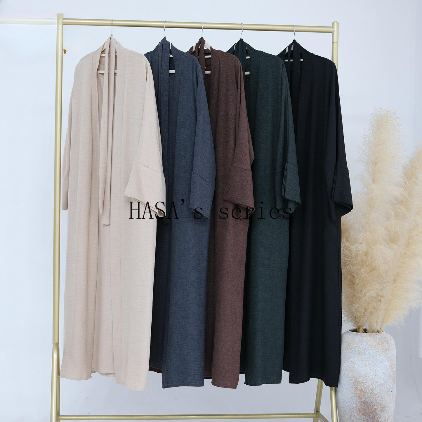 LUMAYA4854 A simple, solid-colored two-piece set, consisting of an easy-to-match robe-style dress and a matching garment.