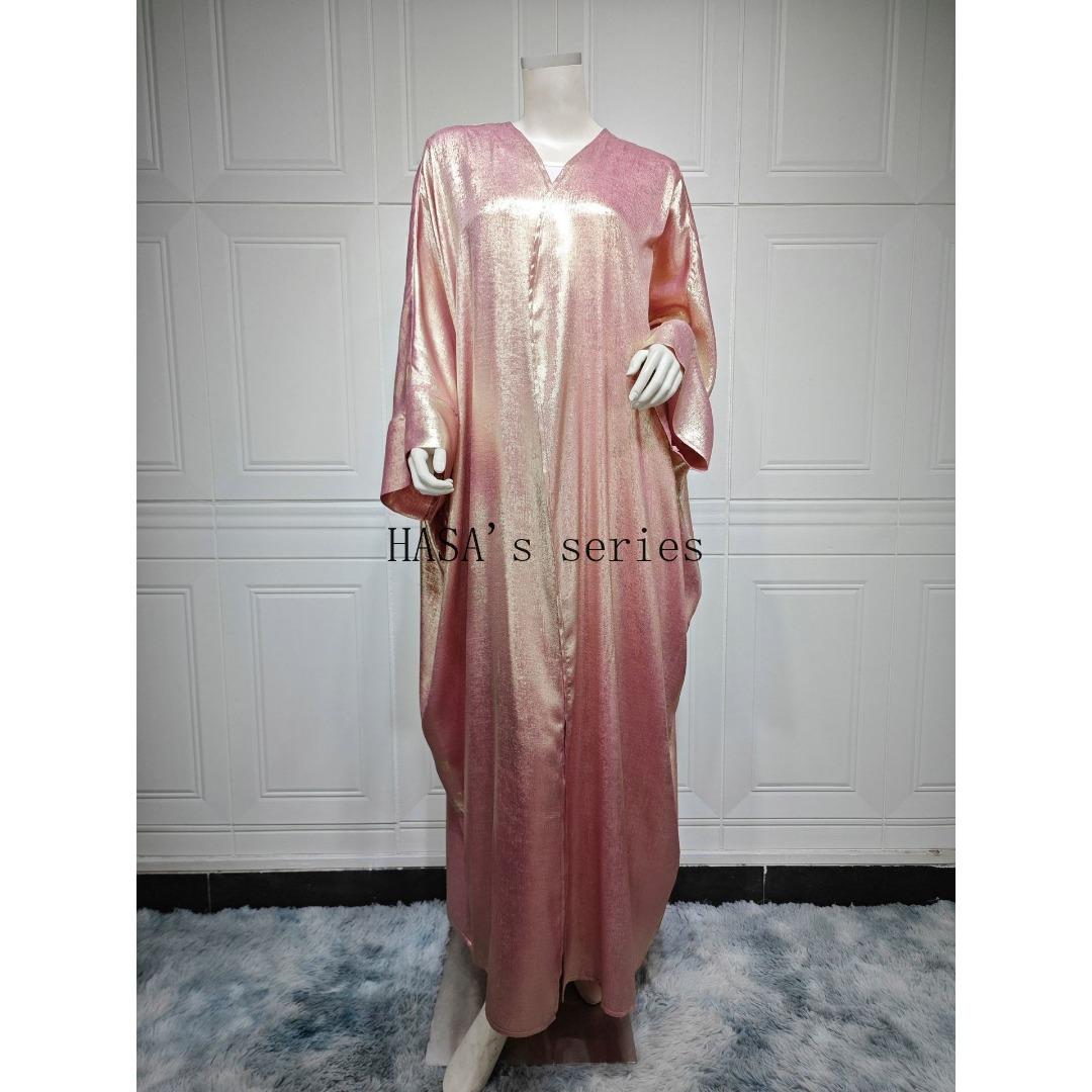LUMAYA5091 A long robe with gilded highlights, featuring a simple yet elegant dress design.
