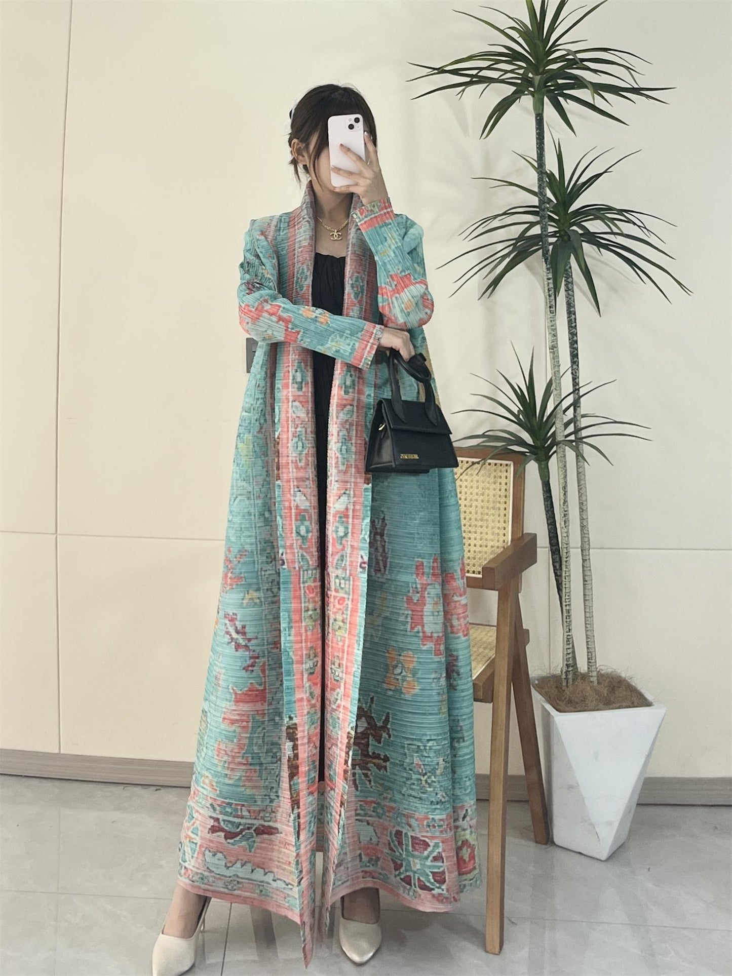 LUMAYA5852 Elegant, Retro-style Long Cardigan with Contrasting Printed Pattern.