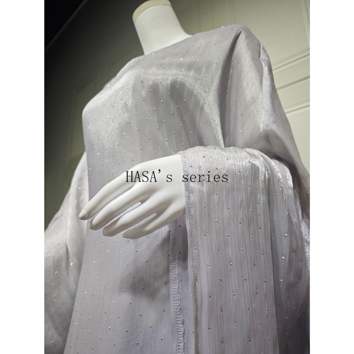 LUMAYA5105 Simple and Soft Long-sleeved Pullover Dress with A Waist-length Design, in A Solid Color for Everyday Wear.