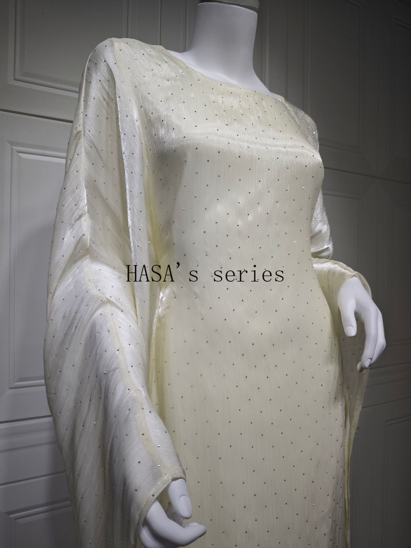 LUMAYA5105 Simple and Soft Long-sleeved Pullover Dress with A Waist-length Design, in A Solid Color for Everyday Wear.