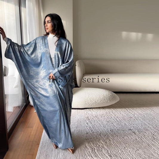 LUMAYA5091 A long robe with gilded highlights, featuring a simple yet elegant dress design.