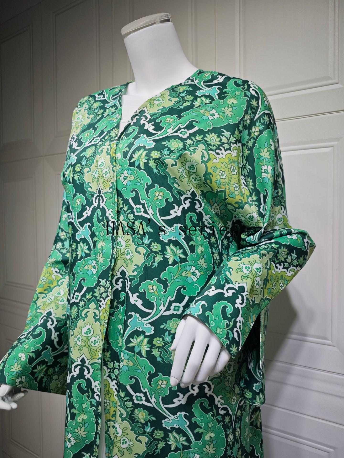 LUMAYA5088 A Stylish Two-piece Set Featuring A Snake Print Pattern, with A Loose, SLUMAYAwl-style Outer Layer and A Matching Headscarf Design.