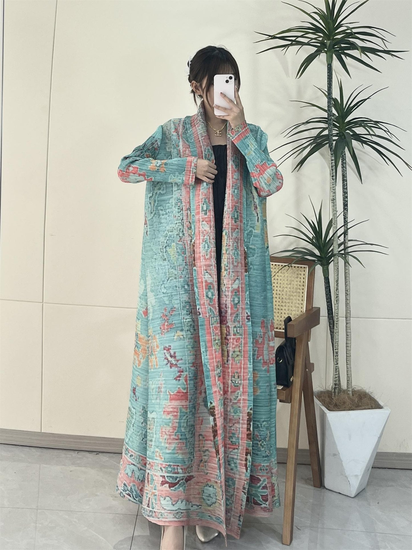 LUMAYA5852 Elegant, Retro-style Long Cardigan with Contrasting Printed Pattern.