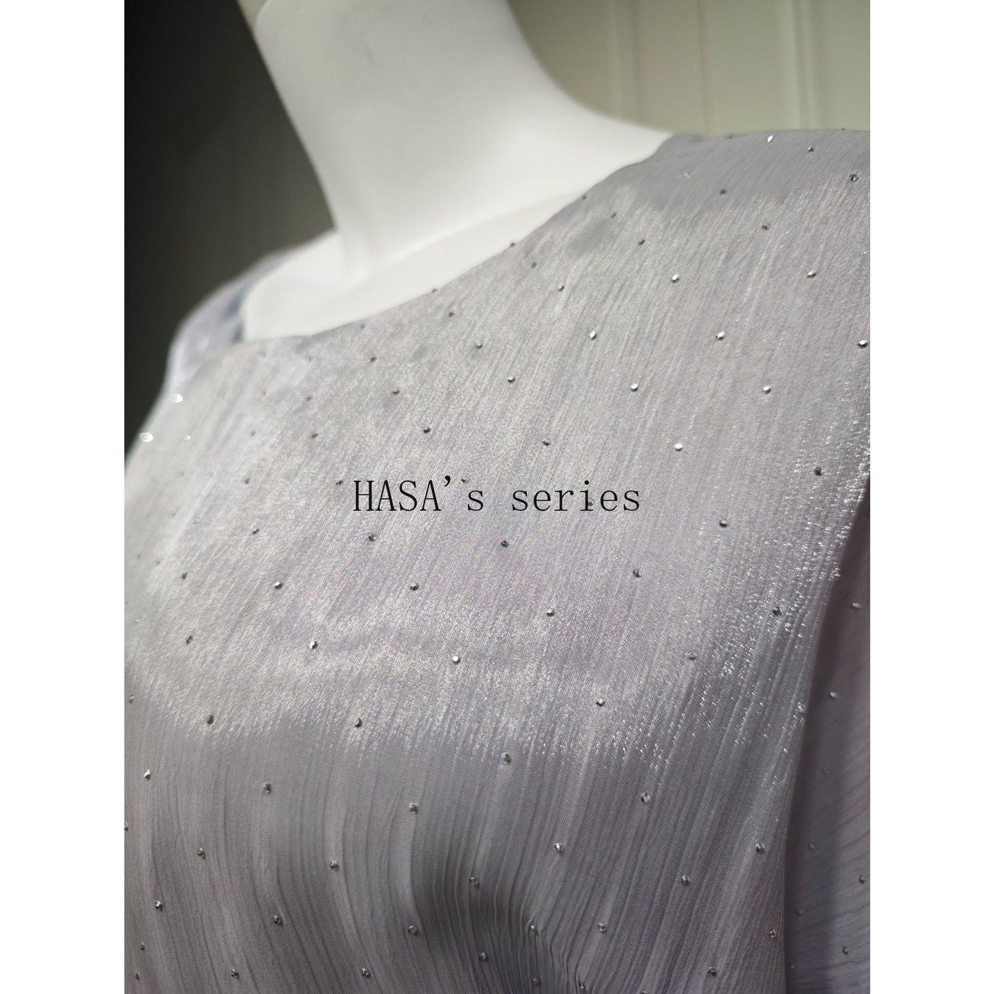 LUMAYA5105 Simple and Soft Long-sleeved Pullover Dress with A Waist-length Design, in A Solid Color for Everyday Wear.