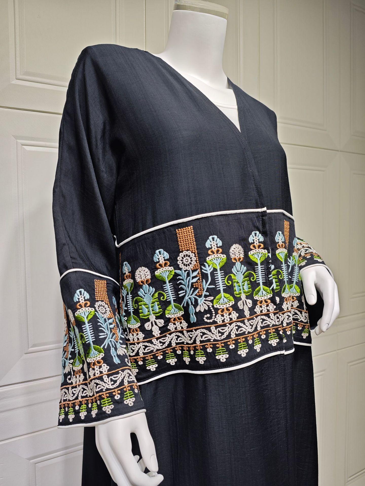LUMAYA5102 Simple Embroidered Long Robe/jacket with A Loose and Comfortable Open-front Design.