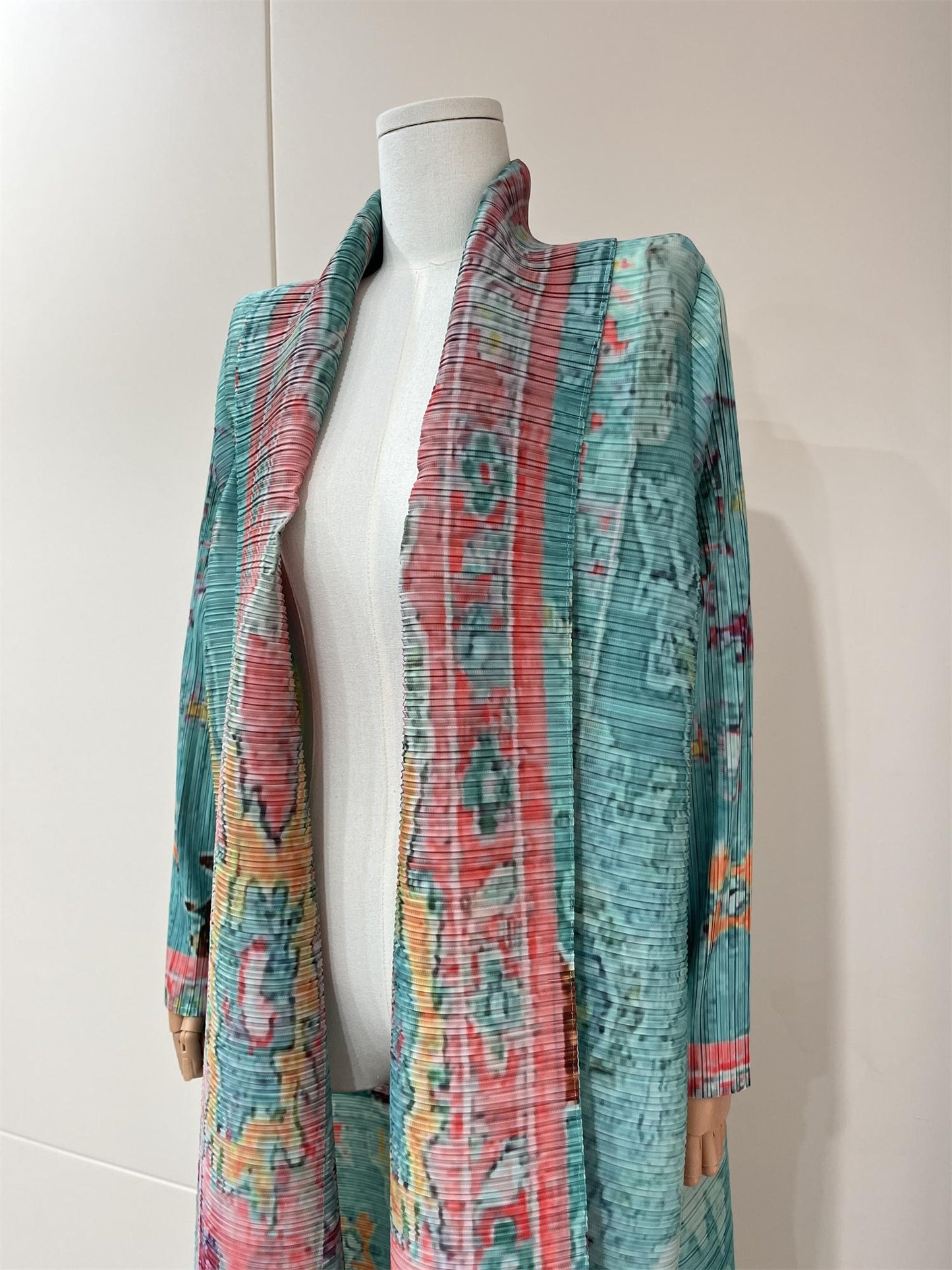 LUMAYA5852 Elegant, Retro-style Long Cardigan with Contrasting Printed Pattern.