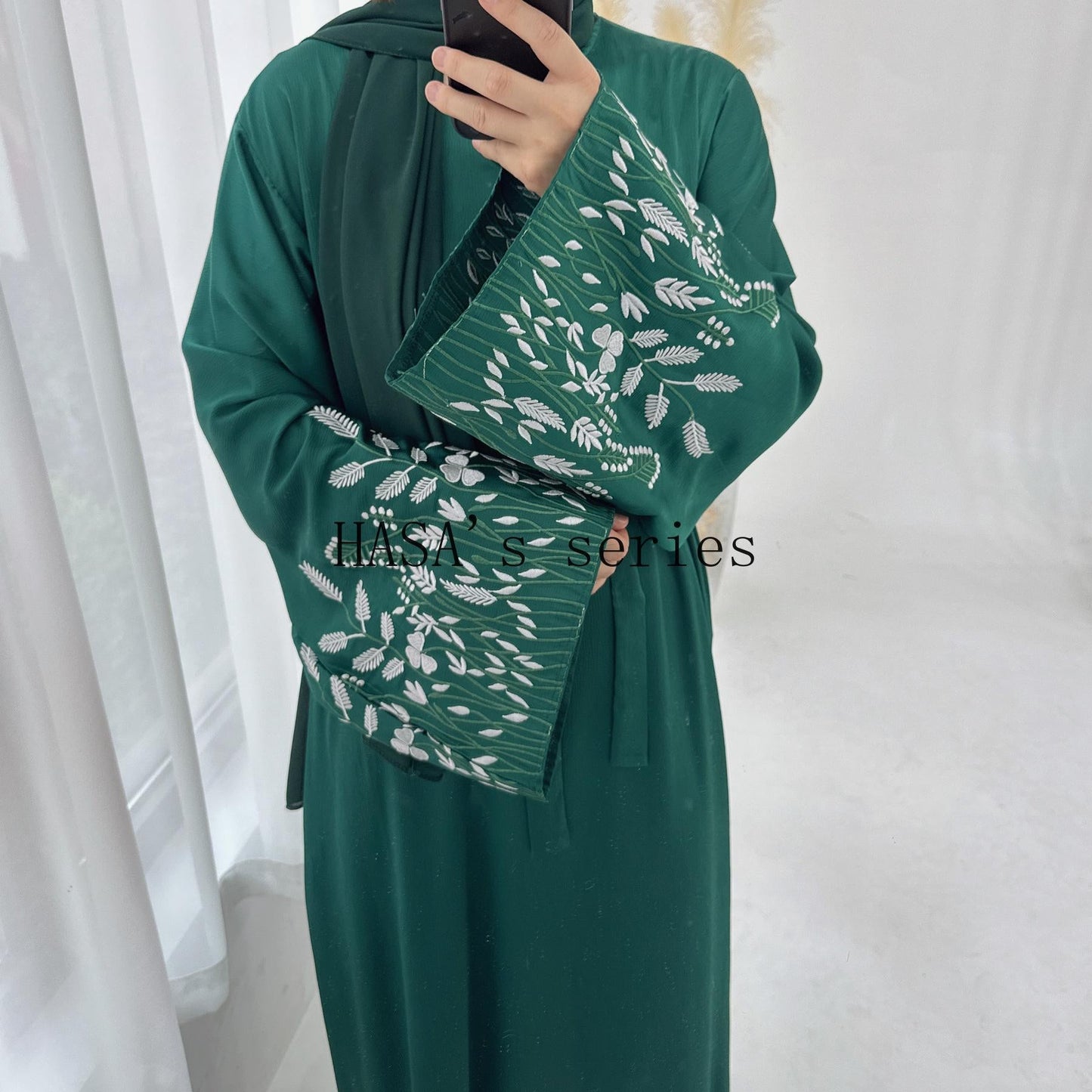LUMAYA4832 A Long Robe with Leaf-patterned Embroidery, Showcasing Subtle Yet Exquisite Texture.