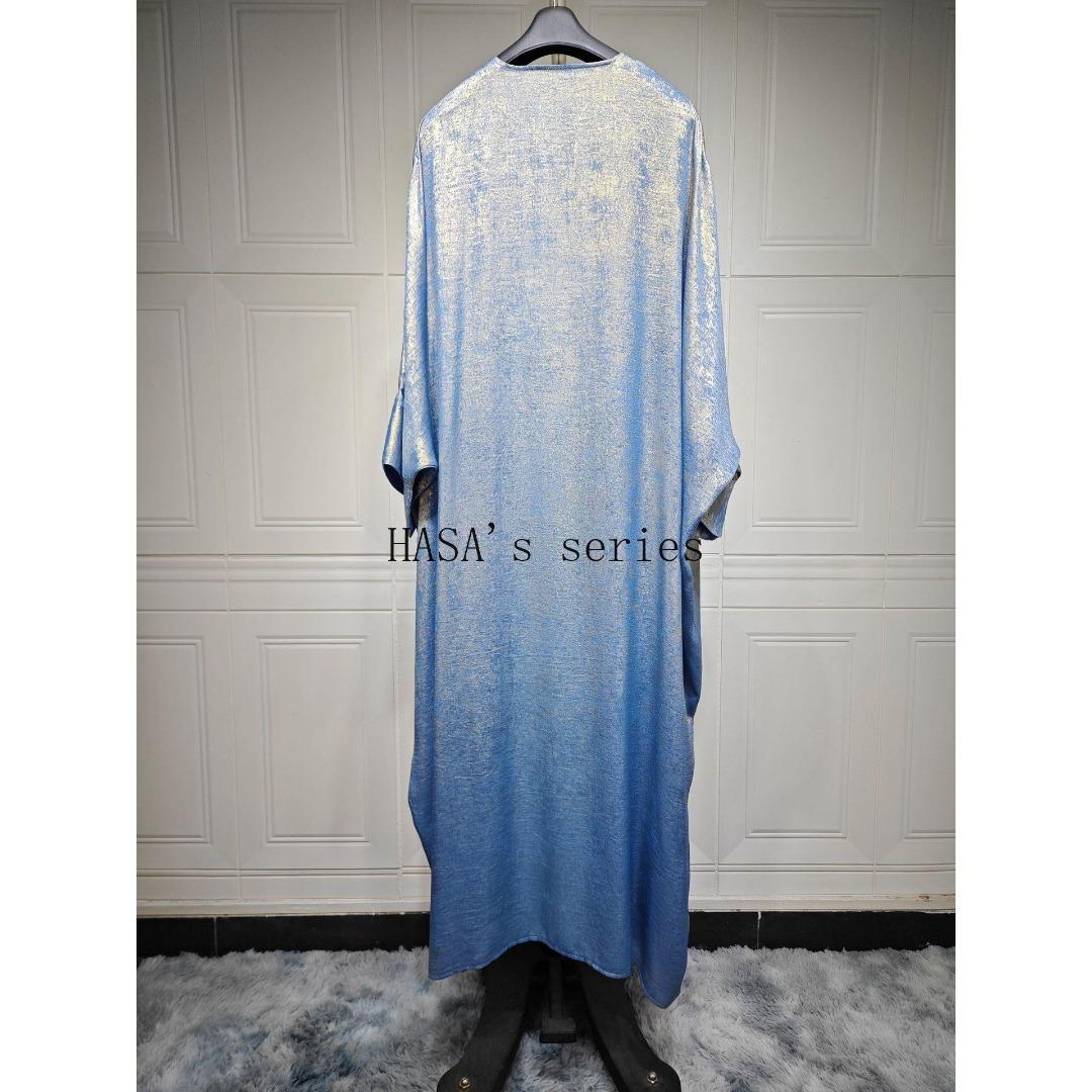 LUMAYA5091 A long robe with gilded highlights, featuring a simple yet elegant dress design.