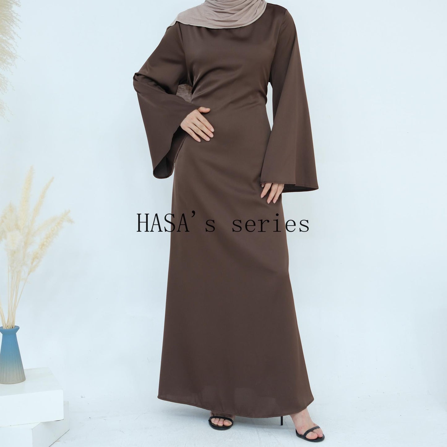 LUMAYA4847 A Long Dress with A Fitted Waist Design, Featuring A Clean and Elegant Silhouette.