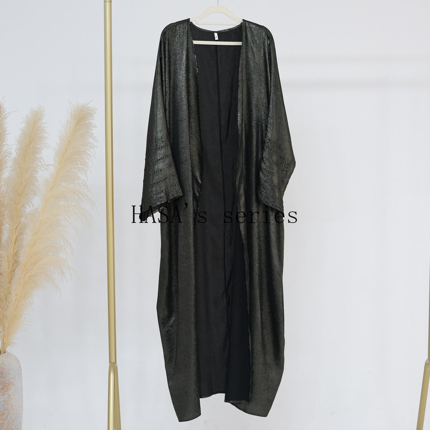 LUMAYA4844 A loose, long, robe-style dress made of velvet material, an elegant and sophisticated design with a refined texture.