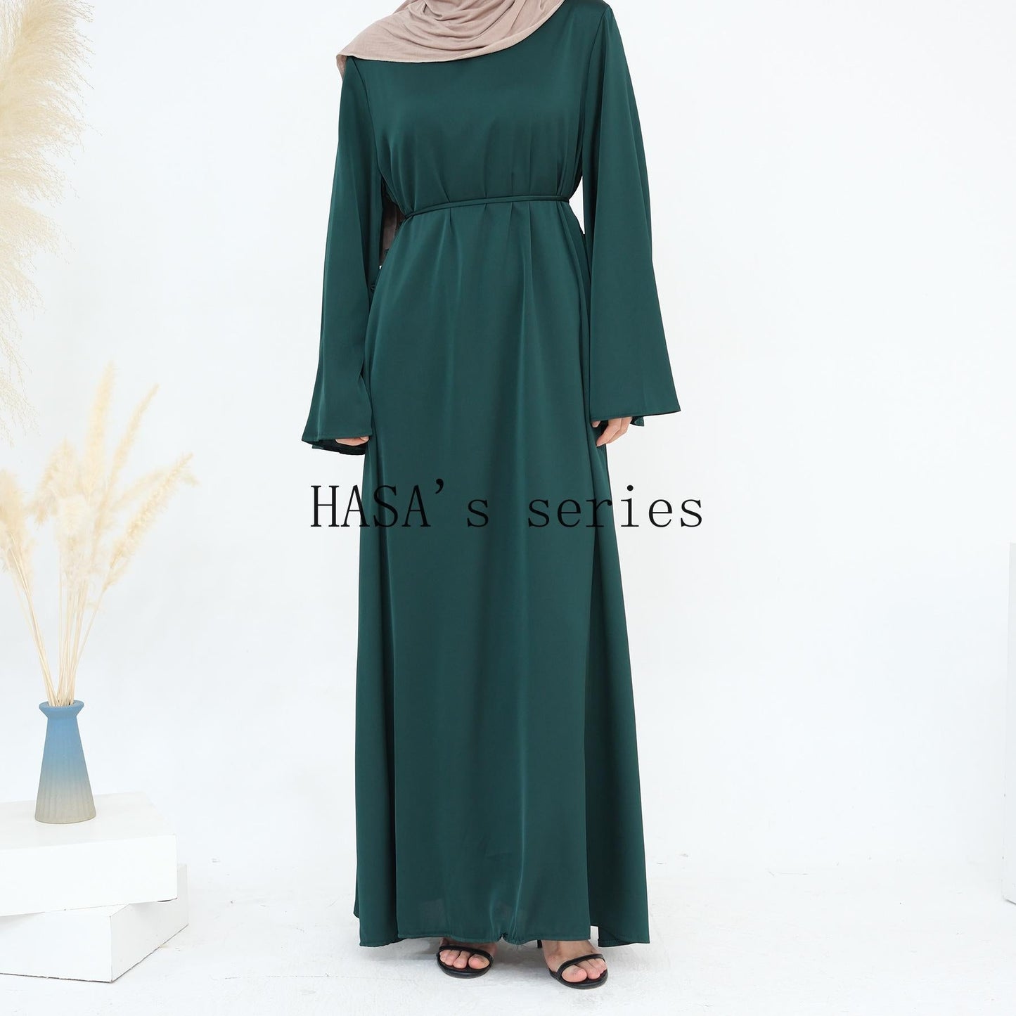 LUMAYA4847 A Long Dress with A Fitted Waist Design, Featuring A Clean and Elegant Silhouette.