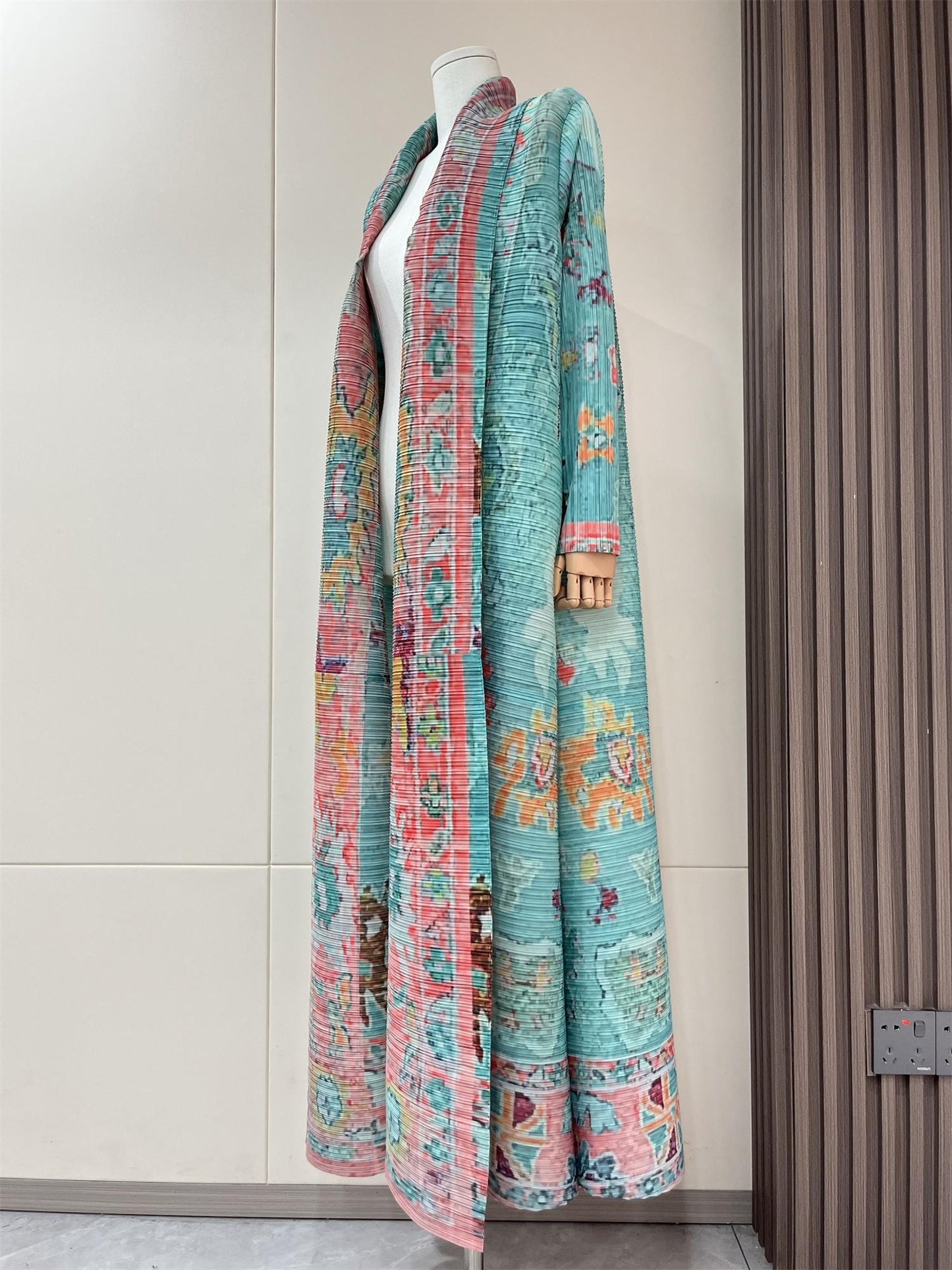 LUMAYA5852 Elegant, Retro-style Long Cardigan with Contrasting Printed Pattern.