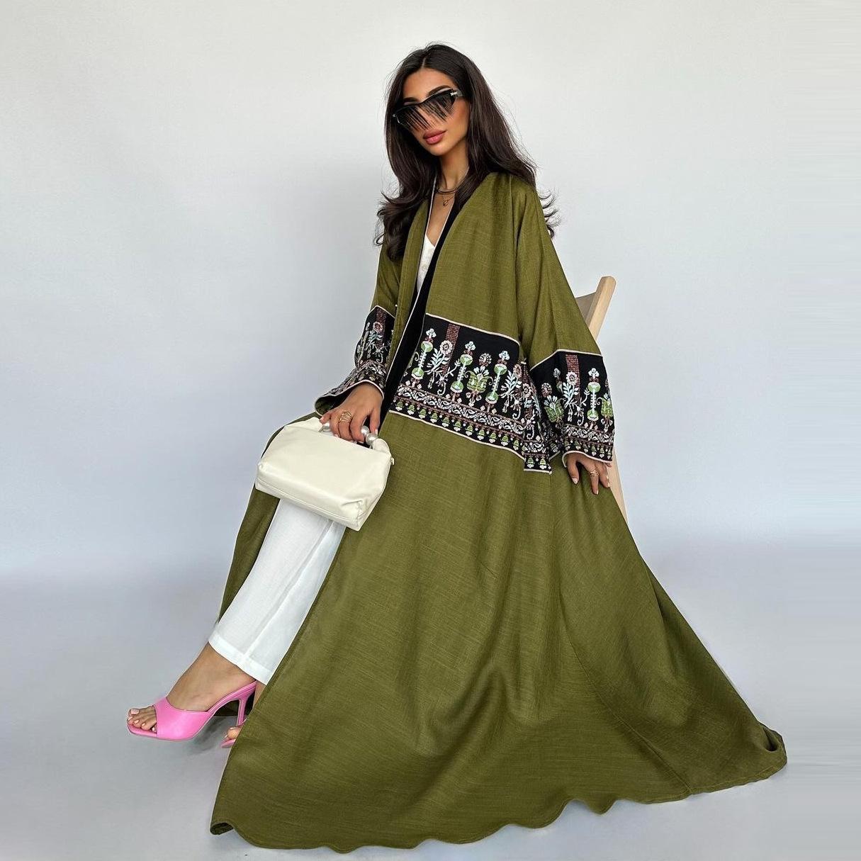 LUMAYA5102 Simple Embroidered Long Robe/jacket with A Loose and Comfortable Open-front Design.