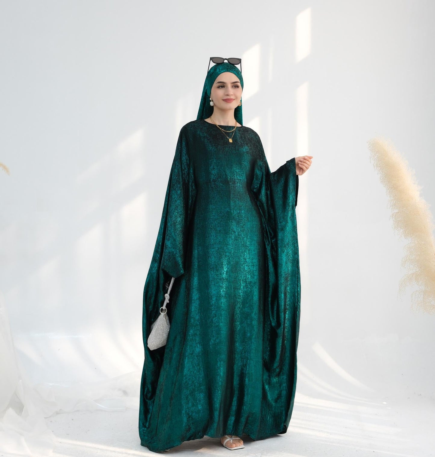 LUMAYA5878 A Glossy Dress TLUMAYAt Combines Softness and Fluidity