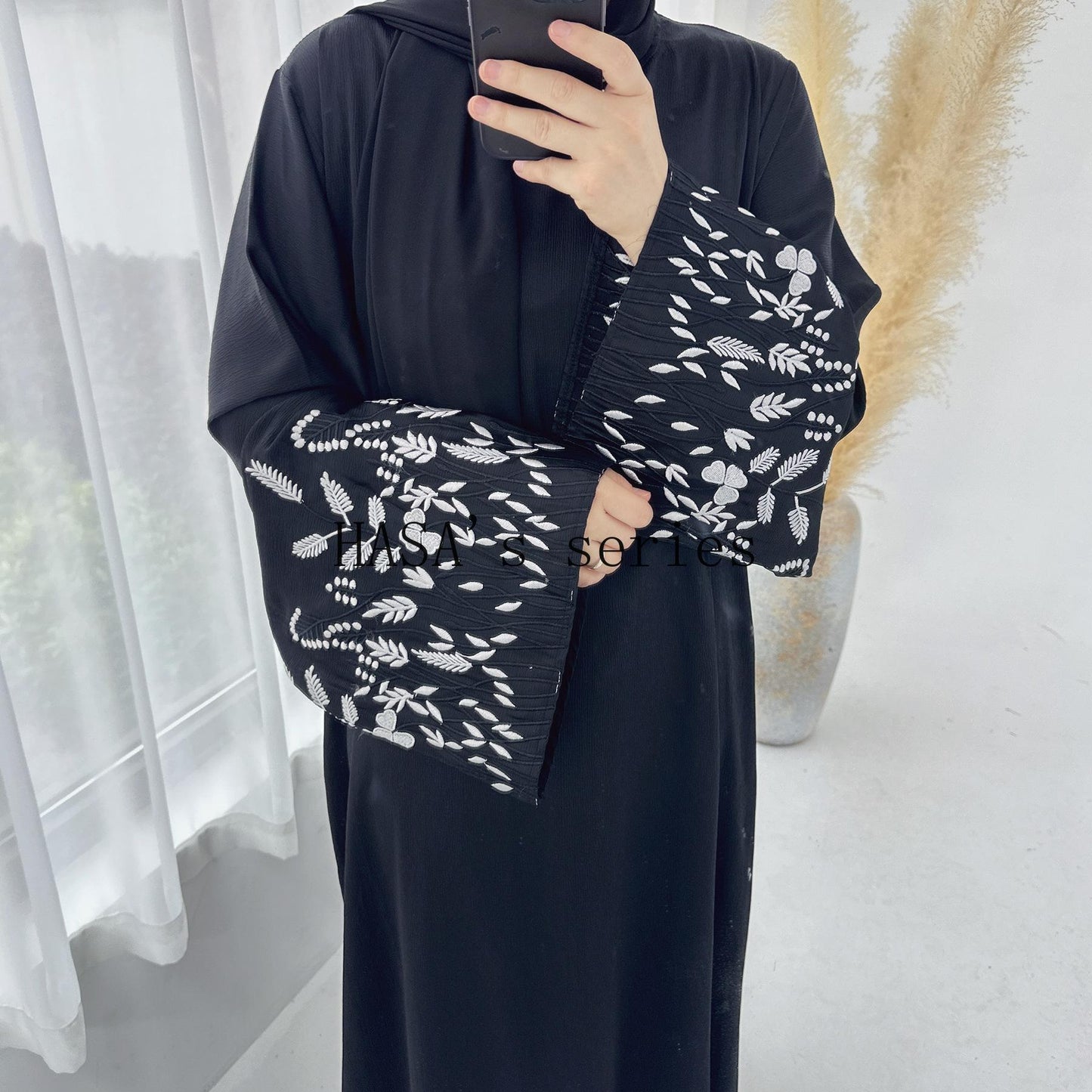 LUMAYA4832 A Long Robe with Leaf-patterned Embroidery, Showcasing Subtle Yet Exquisite Texture.