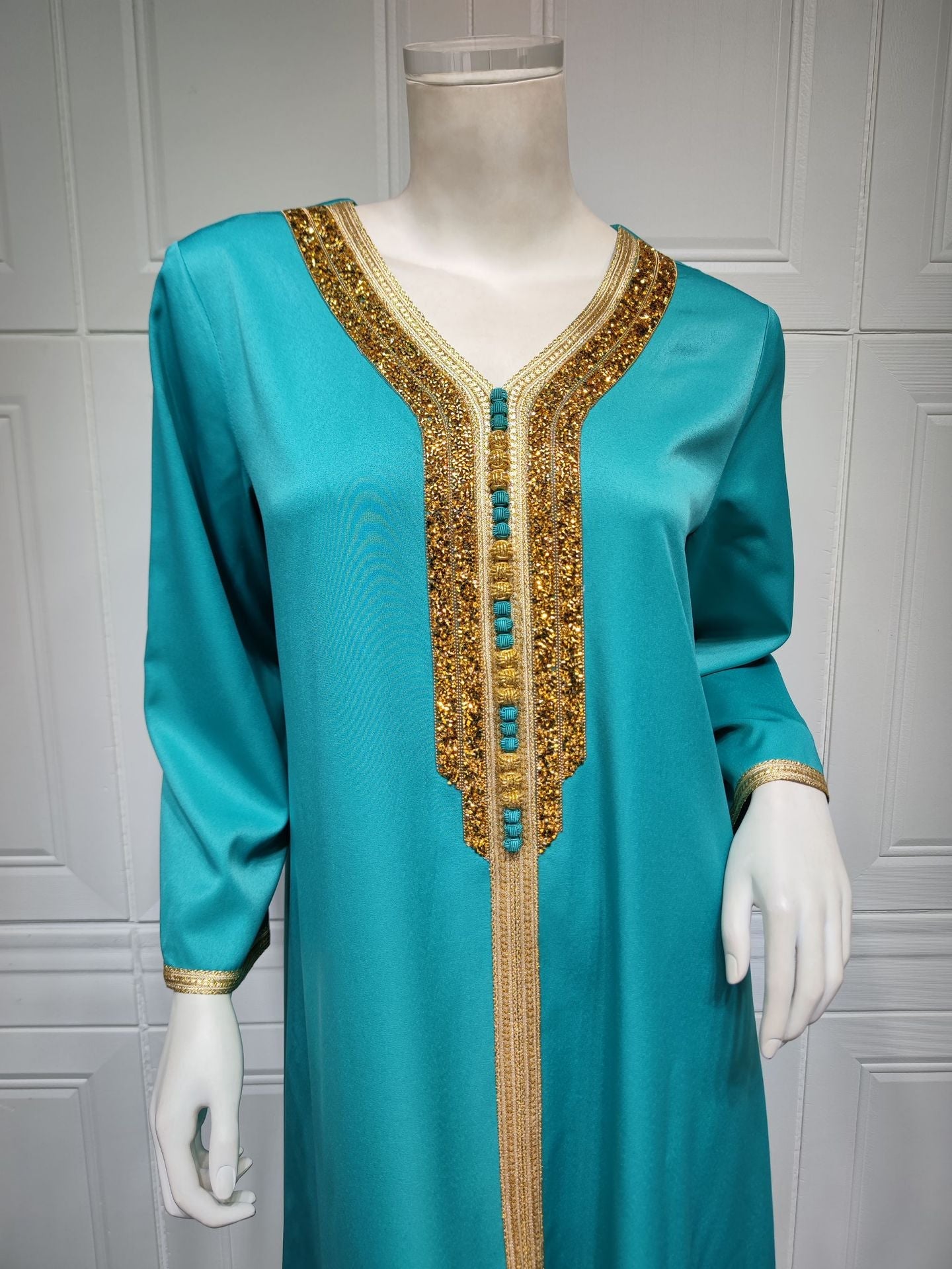 LM6644 Two-piece rhinestone-embroidered robe with understated luxury embroidery design