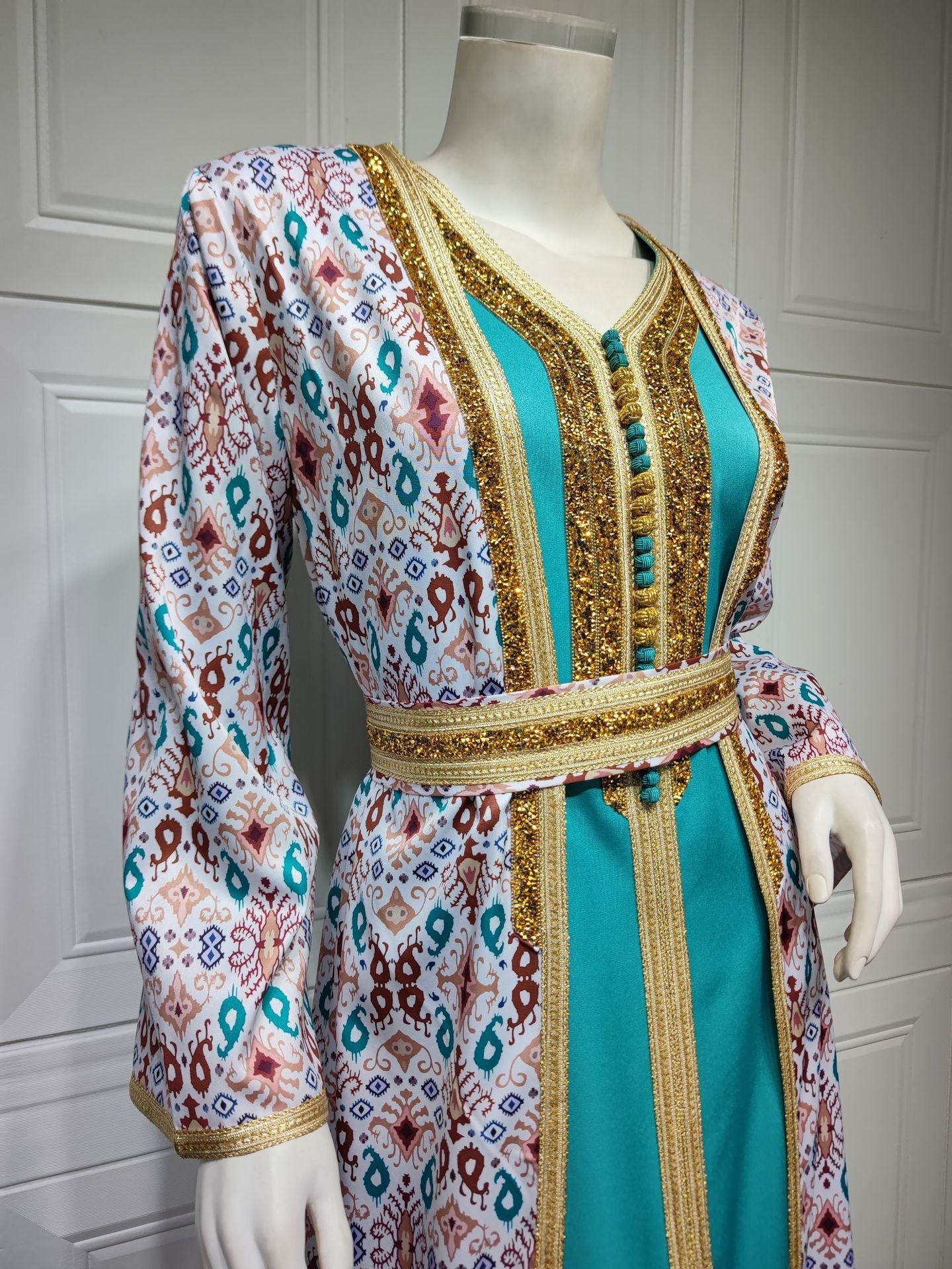 LM6644 Two-piece rhinestone-embroidered robe with understated luxury embroidery design