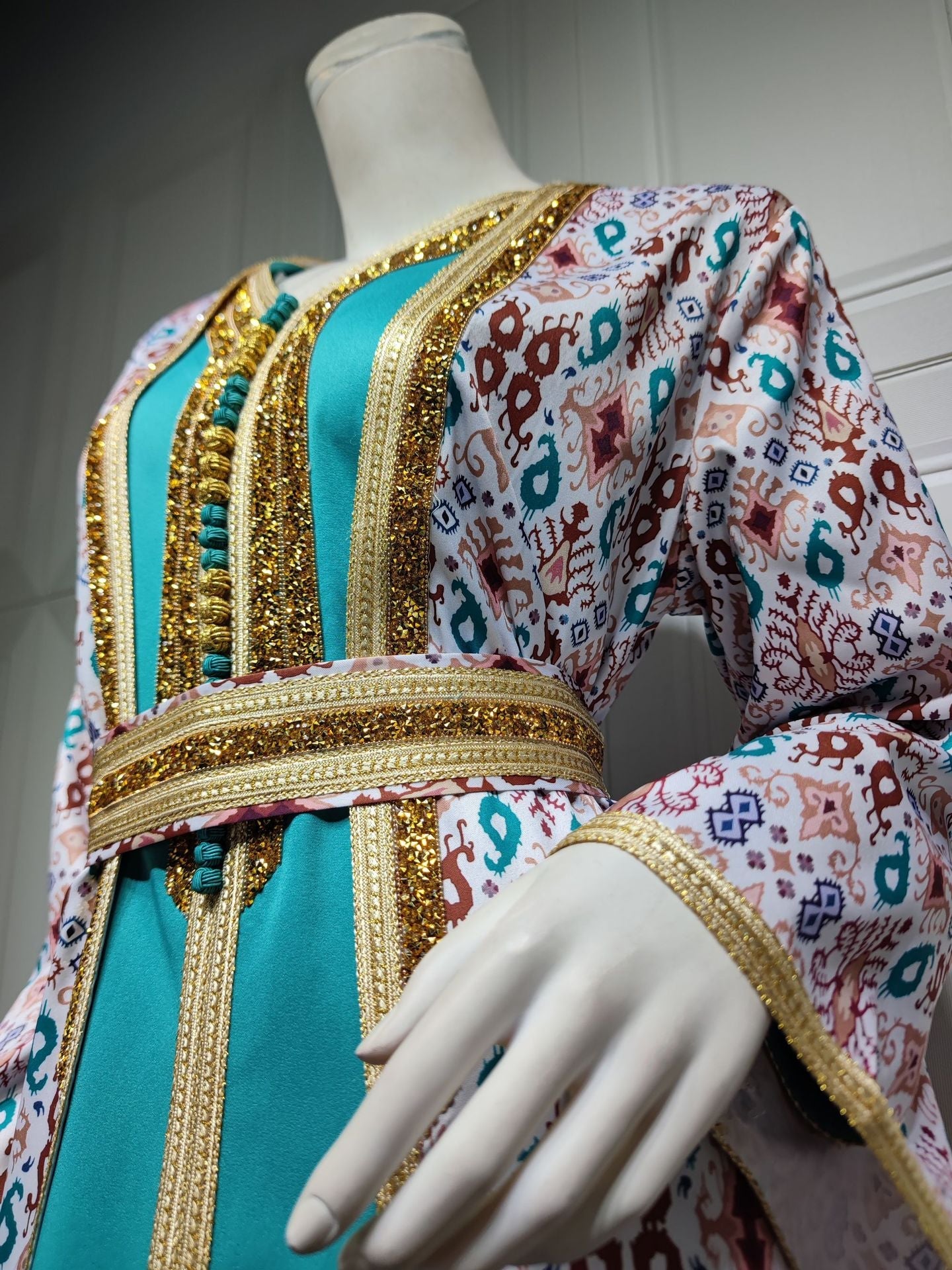 LM6644 Two-piece rhinestone-embroidered robe with understated luxury embroidery design