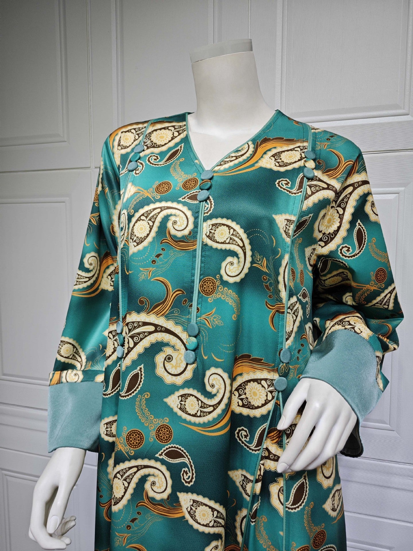 LM6647 Mesh-paneled embroidered robe; elegant three-dimensional embroidered dress
