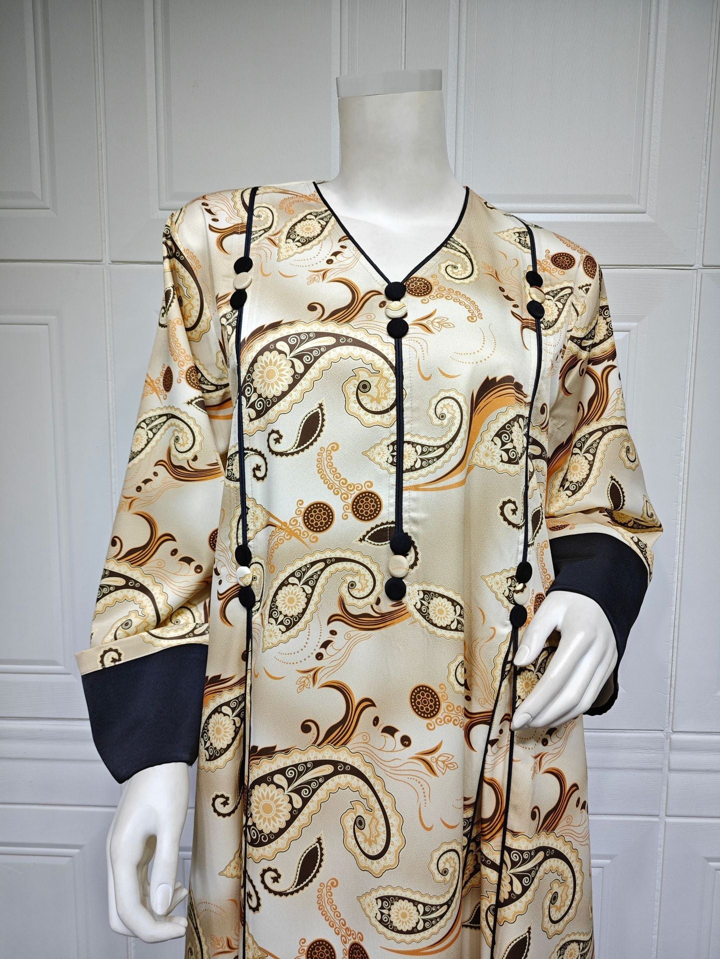 LM6647 Mesh-paneled embroidered robe; elegant three-dimensional embroidered dress