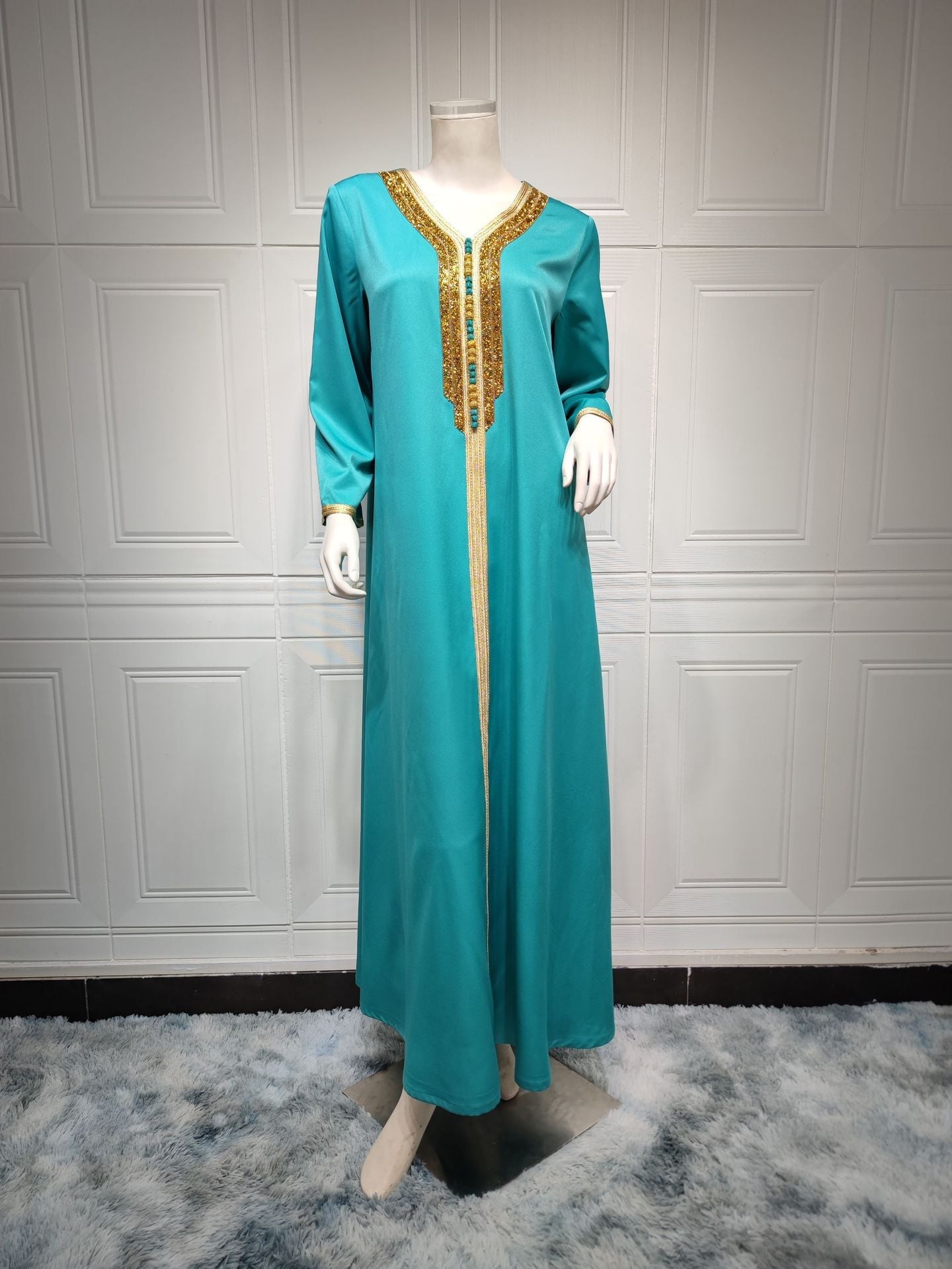 LM6644 Two-piece rhinestone-embroidered robe with understated luxury embroidery design